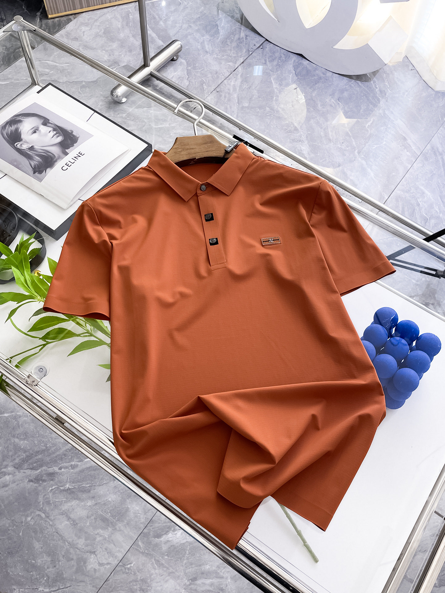 NO:449074,Jenia High-end Business White-collar workers are a must-have item for individuals in the unit!  Seizure-free pressed gel ice silk casual business short-sleeved Polo, technology fabric, ice silk traceless, very good body feel, smooth feel and great texture!  Good elasticity, no sense of restraint, the fabric has its own breathable mesh, moisture absorption and sweating, quick drying and keeping it dry, small lapel placket-breasted design, showing a straight posture, not soft pedal, simple style, can be used for business and leisure, highly recommended!  High-elastic ice silk, the touch is as smooth as jade silk, clean and neat, and elegant and gentlemanly. The high-end materials are the key to the fabric, the quality control must be used. The feel is extremely delicate and smooth, the fabric has a good gloss and upper body skeleton feel, so we can greet mature and quality men's clothing!  Sweat in summer and dry in seconds, a brand new experience Business commuting and leisure M-4XL, zegna, T-shirt, alexander wang19860909杰尼亚 高端商务 白领 单位人士必入单品！ 无痕压胶冰丝休闲商务短袖Polo,科技面料,冰丝无痕,体感非常棒,手感顺滑质感很棒！弹性好,无任何束缚感,面料自带透气网孔,吸湿排汗,速干保持干爽,小翻领门襟排扣设计,展露挺拔姿态,不软踏,简约款式,商务休闲都可驾驭,强烈推荐！高弹冰丝,触感堪比玉蚕丝一样丝滑,干净利落,儒雅绅士风度.高级材质,重点就是面料上,品控的必上,手感极其细腻光滑,面料光泽感和上身骨架感好,打招成熟品质男装！夏天出汗秒干,全新体验 商务通勤休闲 M-4XL,,zegna,T-shirt,alexander wang,Men's clothing