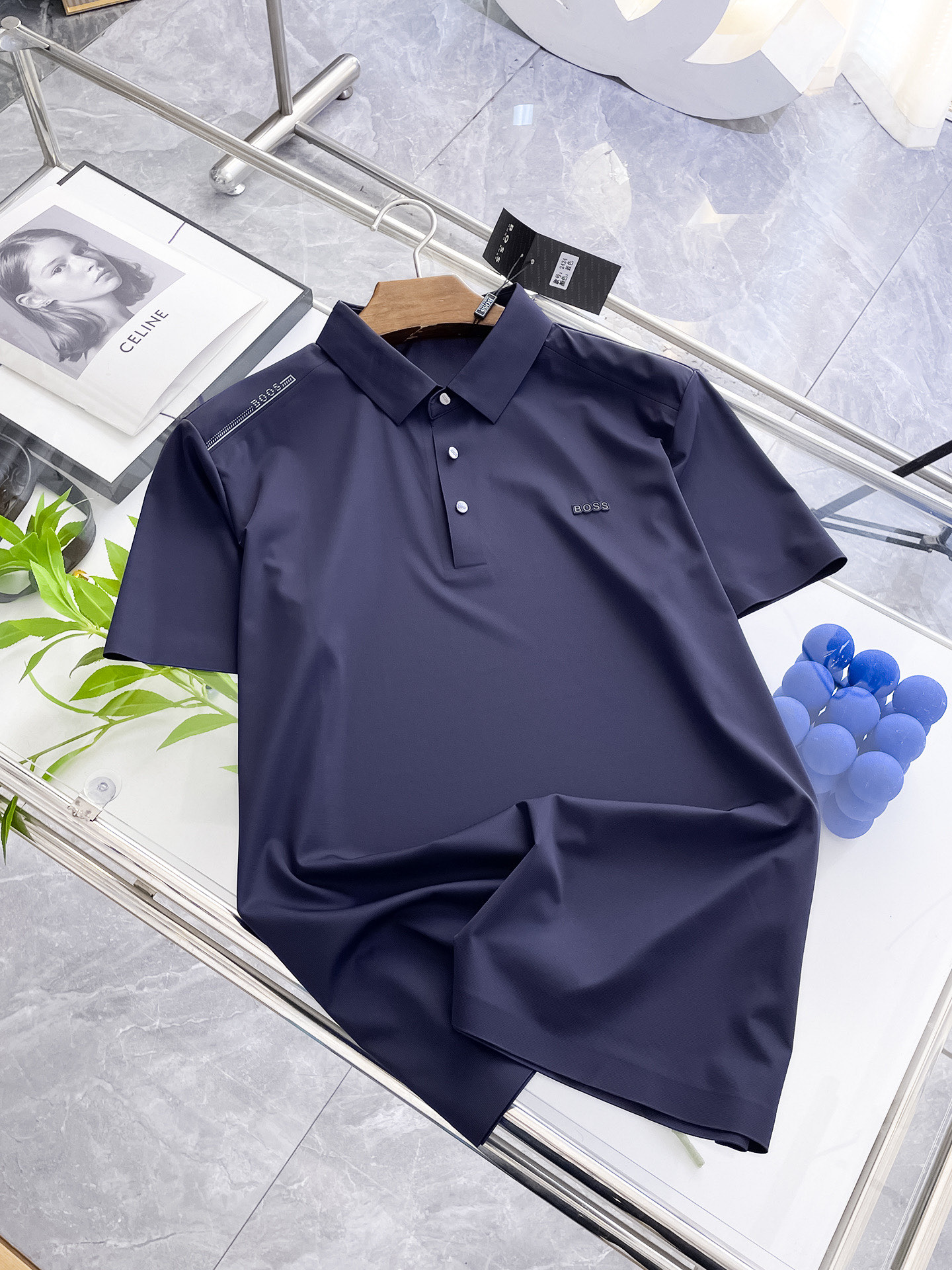 NO:449069,BOSS High-end Business White-collar workers are a must-have item for individuals in the unit!  Seizure-free pressed gel ice silk casual business short-sleeved Polo, technology fabric, ice silk traceless, very good body feel, smooth feel and great texture!  Good elasticity, no sense of restraint, the fabric has its own breathable mesh, moisture absorption and sweating, quick drying and keeping it dry, small lapel placket-breasted design, showing a straight posture, not soft pedal, simple style, can be used for business and leisure, highly recommended!  High-elastic ice silk, the touch is as smooth as jade silk, clean and neat, and elegant and gentlemanly. The high-end materials are the key to the fabric, the quality control must be used. The feel is extremely delicate and smooth, the fabric has a good gloss and upper body skeleton feel, so we can greet mature and quality men's clothing!  Sweat in summer and dry instantly, a brand new experience Business commuting and leisure M-4XL, T-shirt, alexander wang19860909BOSS 高端商务 白领 单位人士必入单品！ 无痕压胶冰丝休闲商务短袖Polo,科技面料,冰丝无痕,体感非常棒,手感顺滑质感很棒！弹性好,无任何束缚感,面料自带透气网孔,吸湿排汗,速干保持干爽,小翻领门襟排扣设计,展露挺拔姿态,不软踏,简约款式,商务休闲都可驾驭,强烈推荐！高弹冰丝,触感堪比玉蚕丝一样丝滑,干净利落,儒雅绅士风度.高级材质,重点就是面料上,品控的必上,手感极其细腻光滑,面料光泽感和上身骨架感好,打招成熟品质男装！夏天出汗秒干,全新体验 商务通勤休闲 M-4XL,,T-shirt,alexander wang,Men's clothing