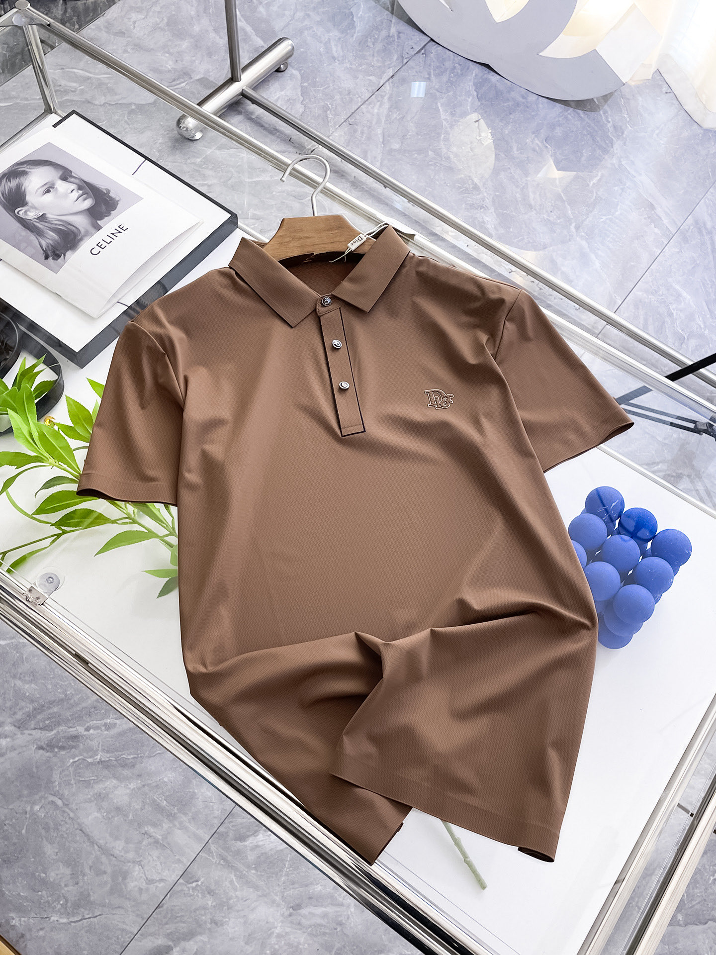 NO:449064,Dior High-end Business White-collar workers are a must-have item for individuals in the unit!  Seizure-free pressed gel ice silk casual business short-sleeved Polo, technology fabric, ice silk traceless, very good body feel, smooth feel and great texture!  Good elasticity, no sense of restraint, the fabric has its own breathable mesh, moisture absorption and sweating, quick drying and keeping it dry, small lapel placket-breasted design, showing a straight posture, not soft pedal, simple style, can be used for business and leisure, highly recommended!  High-elastic ice silk, the touch is as smooth as jade silk, clean and neat, and elegant and gentlemanly. The high-end materials are the key to the fabric, the quality control must be used. The feel is extremely delicate and smooth, the fabric has a good gloss and upper body skeleton feel, so we can greet mature and quality men's clothing!  Sweat in summer and dry in seconds, a brand new experience Business commuting and leisure M-4XL, dior, T-shirt, alexander wang19860909迪奥 高端商务 白领 单位人士必入单品！ 无痕压胶冰丝休闲商务短袖Polo,科技面料,冰丝无痕,体感非常棒,手感顺滑质感很棒！弹性好,无任何束缚感,面料自带透气网孔,吸湿排汗,速干保持干爽,小翻领门襟排扣设计,展露挺拔姿态,不软踏,简约款式,商务休闲都可驾驭,强烈推荐！高弹冰丝,触感堪比玉蚕丝一样丝滑,干净利落,儒雅绅士风度.高级材质,重点就是面料上,品控的必上,手感极其细腻光滑,面料光泽感和上身骨架感好,打招成熟品质男装！夏天出汗秒干,全新体验 商务通勤休闲 M-4XL,,dior,T-shirt,alexander wang,Men's clothing