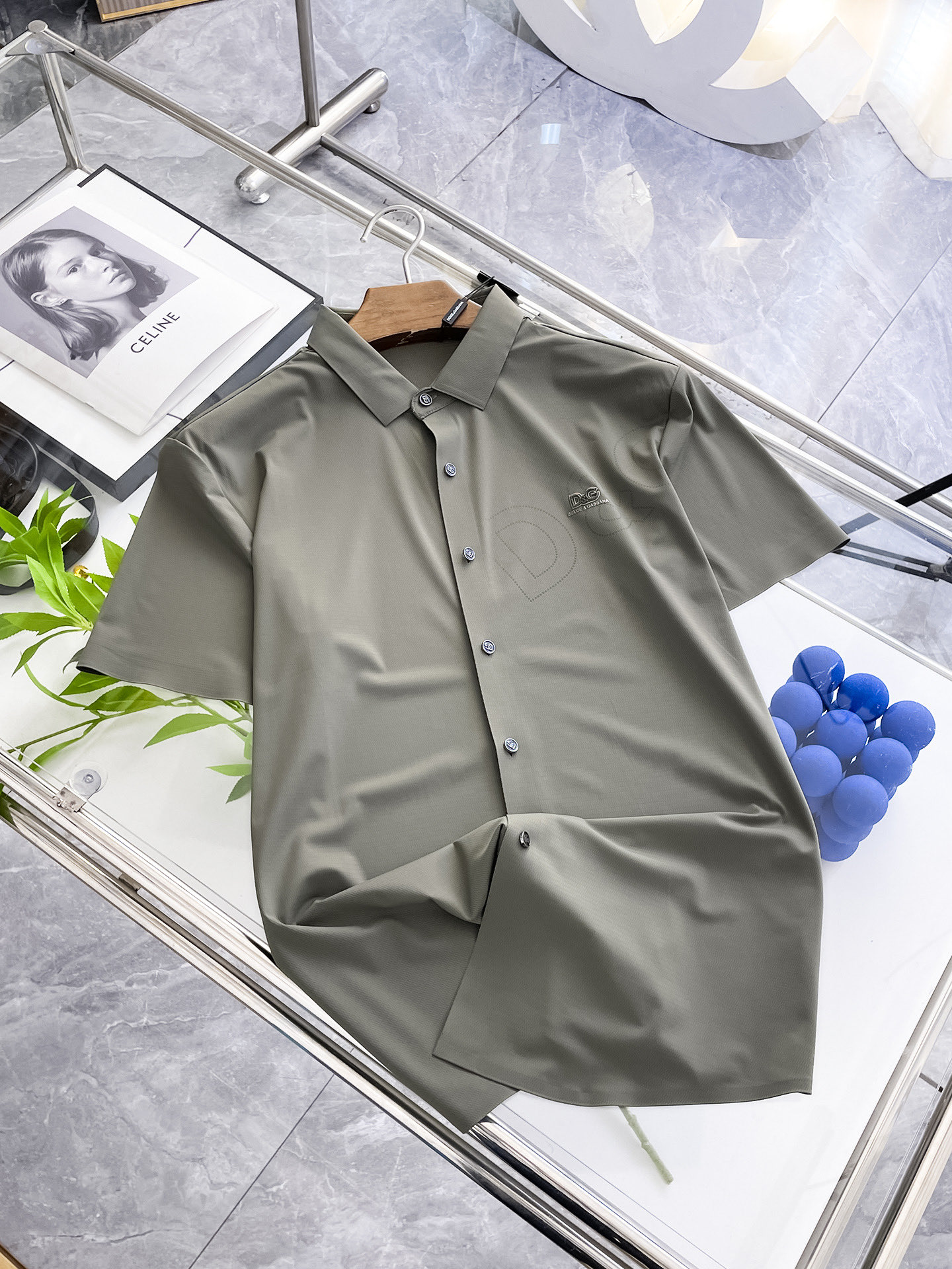 NO:449058,DG High-end Business White-collar workers are a must-have item for individuals in the unit!  Seal-free pressed glue ice silk casual business short-sleeved shirt, technological fabric, ice silk traceless, very good body feel, smooth feel and great texture!  Good elasticity, no sense of restraint, the fabric has its own breathable mesh, moisture absorption and sweating, quick drying and keeping it dry, small lapel placket-breasted design, showing a straight posture, not soft pedal, simple style, can be used for business and leisure, highly recommended!  High-elastic ice silk, the touch is as smooth as jade silk, clean and neat, and elegant and gentlemanly. The high-end materials are the key to the fabric, the quality control must be used. The feel is extremely delicate and smooth, the fabric has a good gloss and upper body skeleton feel, so we can greet mature and quality men's clothing!  Sweat in summer and dry instantly, a brand new experience Business commuting and leisure M-4XL, Shirts, T-shirt, alexander wang19860909DG 高端商务 白领 单位人士必入单品！ 无痕压胶冰丝休闲商务短袖衬衫,科技面料,冰丝无痕,体感非常棒,手感顺滑质感很棒！弹性好,无任何束缚感,面料自带透气网孔,吸湿排汗,速干保持干爽,小翻领门襟排扣设计,展露挺拔姿态,不软踏,简约款式,商务休闲都可驾驭,强烈推荐！高弹冰丝,触感堪比玉蚕丝一样丝滑,干净利落,儒雅绅士风度.高级材质,重点就是面料上,品控的必上,手感极其细腻光滑,面料光泽感和上身骨架感好,打招成熟品质男装！夏天出汗秒干,全新体验 商务通勤休闲 M-4XL,,shirts,T-shirt,alexander wang,Men's clothing