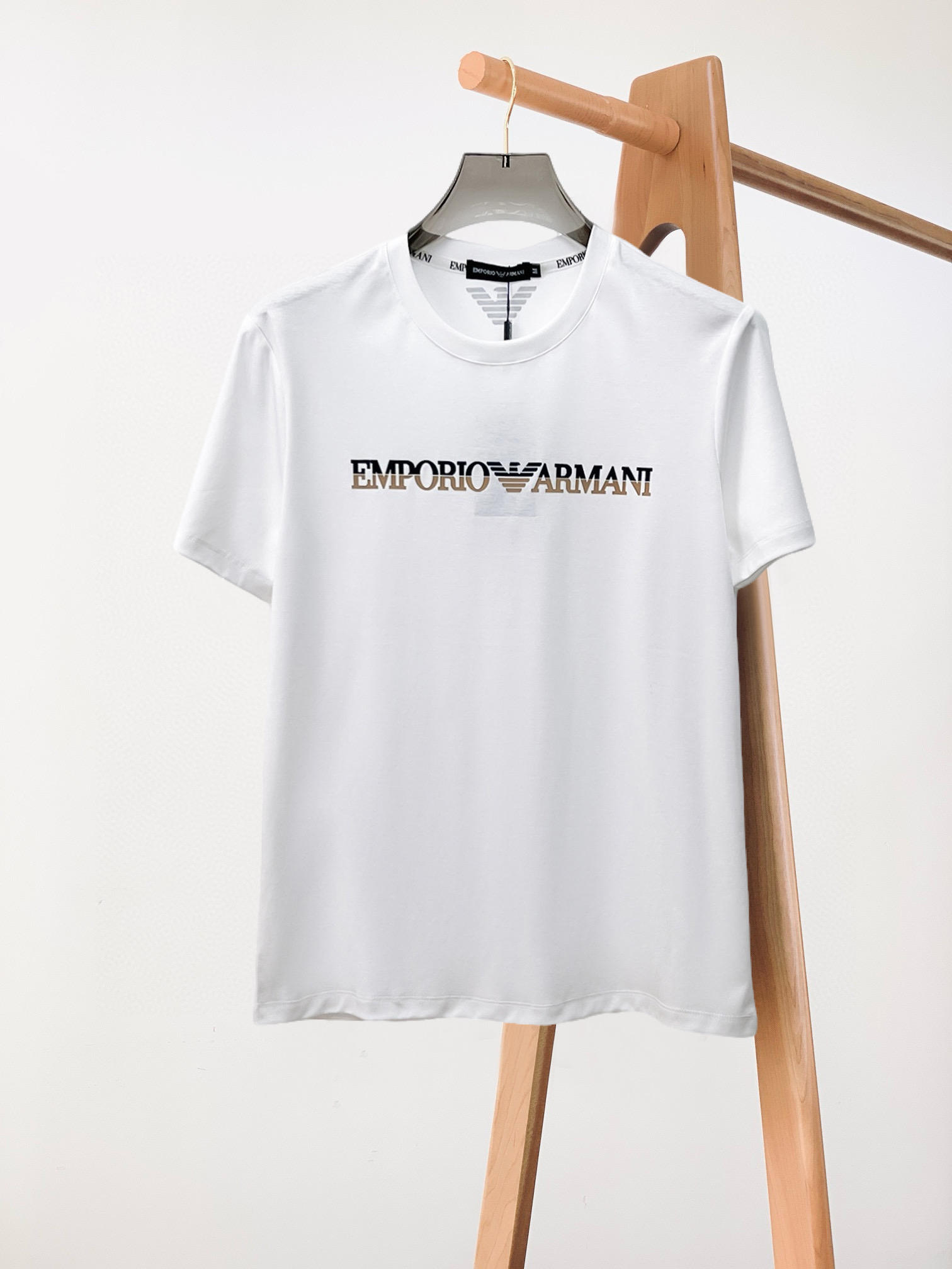 NO:432622,Armani's new spring and summer 2025 new styles in the first counter, the latest short-sleeved round-neck T-shirt, high-end customization, avant-garde and fashionable design!  Brand logo heavy craft design, high-end customized double mercerized fabric, soft feel, comfortable to wear, exquisite counter-level car line, fine workmanship, invincible and handsome upper body effect!  A must-have item for handsome men!  Gospel of Fatty--- Code number M-4XL (maximum 4XL wearable kilogram), Armani, T-shirt,tees, t-shirt,alexander wang19860909阿玛尼 2025春夏新款首发专柜最新款短袖圆领T恤 高端订制 设计前卫时尚！品牌logo重工艺设计 高端定制双丝光面料.手感柔软.穿着舒适.专柜级别精致车线.做工精细.上身效果无敌帅气！型男必备单品！胖子福音-- 码数 M-4XL(最大4XL可穿斤),,armani,T-shirt,tees，t-shirt,alexander wang,Men's clothing