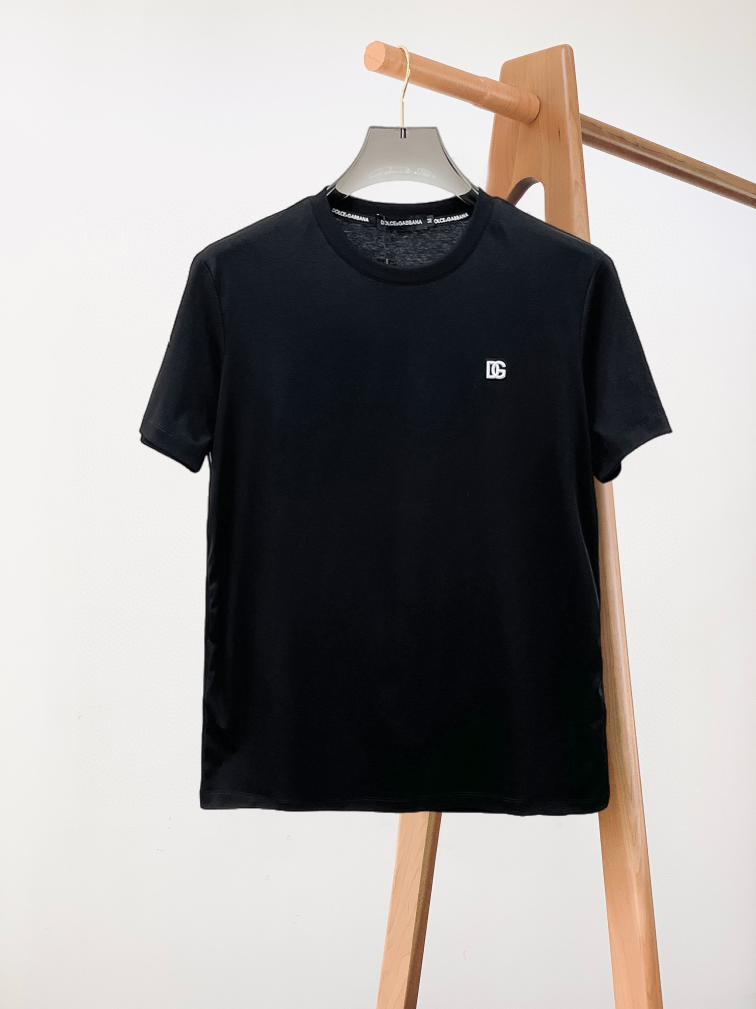 NO:432625,DG 2025 spring and summer new style first-time counter latest short-sleeved round-neck T-shirt, high-end customization, avant-garde and fashionable design!  Brand logo heavy craft design, high-end customized double mercerized fabric, soft feel, comfortable to wear, exquisite counter-level car line, fine workmanship, invincible and handsome upper body effect!  A must-have item for handsome men!  Fatty Gospel-- Code Number M-4XL (maximum 4XL can wear kilogram), T-shirt,tees, t-shirt,alexander wang19860909DG 2025春夏新款首发专柜最新款短袖圆领T恤 高端订制 设计前卫时尚！品牌logo重工艺设计 高端定制双丝光面料.手感柔软.穿着舒适.专柜级别精致车线.做工精细.上身效果无敌帅气！型男必备单品！胖子福音-- 码数 M-4XL(最大4XL可穿斤),,T-shirt,tees，t-shirt,alexander wang,Men's clothing