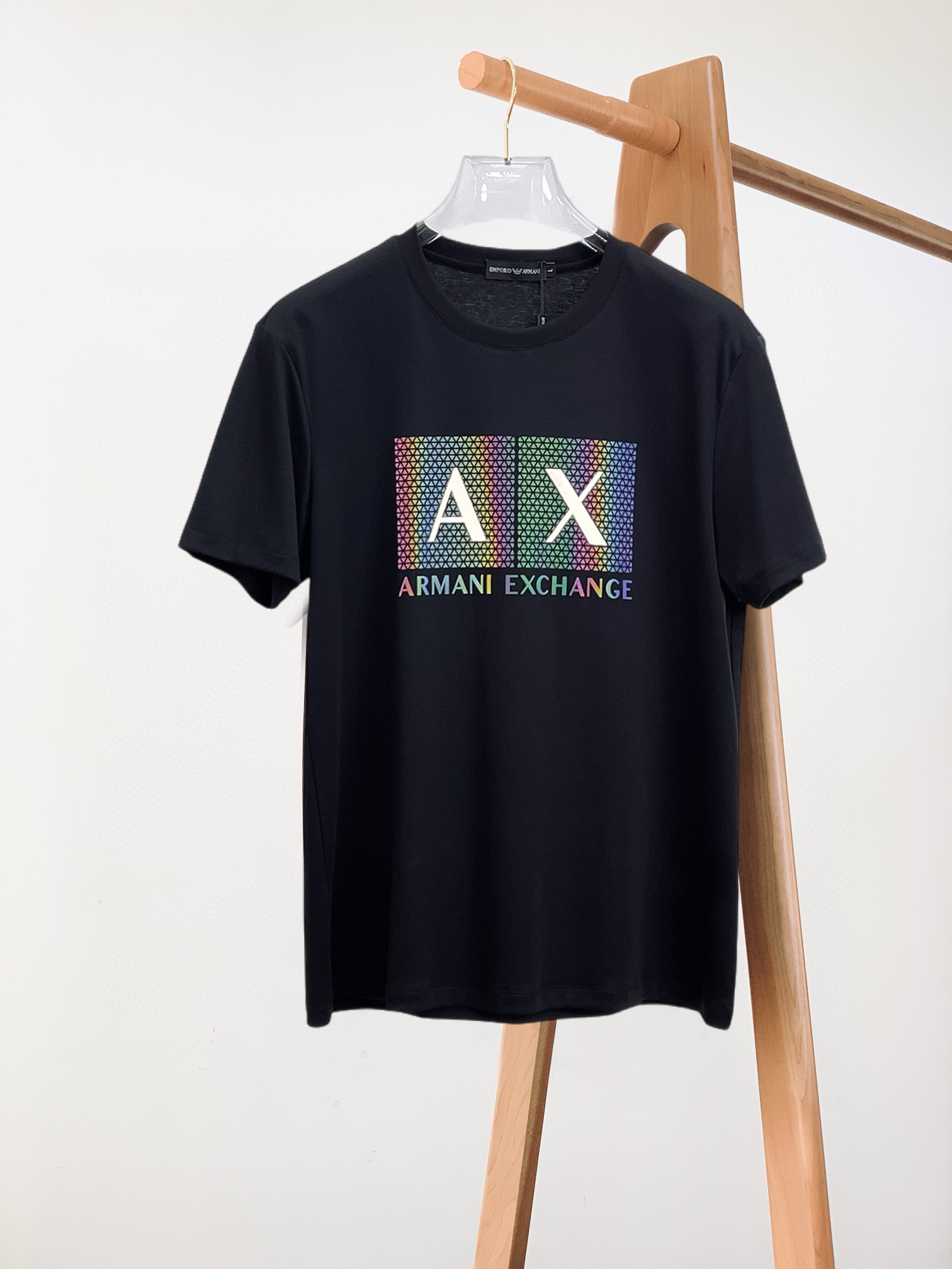 NO:432627,Armani's new spring and summer 2025 new styles in the first counter, the latest short-sleeved round-neck T-shirt, high-end customization, avant-garde and fashionable design!  Brand logo heavy craft design, high-end customized double mercerized fabric, soft feel, comfortable to wear, exquisite counter-level car line, fine workmanship, invincible and handsome upper body effect!  A must-have item for handsome men!  Gospel of Fatty--- Code number M-4XL (maximum 4XL wearable kilogram), Armani, T-shirt,tees, t-shirt,alexander wang19860909阿玛尼 2025春夏新款首发专柜最新款短袖圆领T恤 高端订制 设计前卫时尚！品牌logo重工艺设计 高端定制双丝光面料.手感柔软.穿着舒适.专柜级别精致车线.做工精细.上身效果无敌帅气！型男必备单品！胖子福音-- 码数 M-4XL(最大4XL可穿斤),,armani,T-shirt,tees，t-shirt,alexander wang,Men's clothing