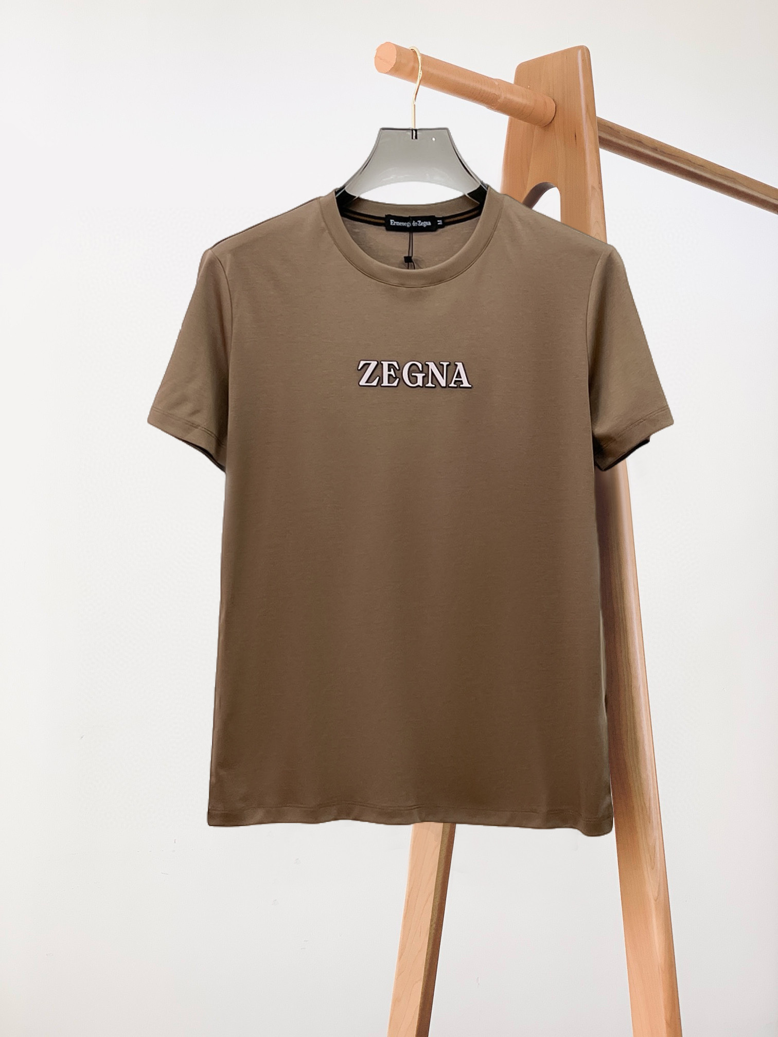 NO:432632,Jenia's new spring and summer new style first-time counter has the latest short-sleeved round-neck T-shirt with high-end customization and avant-garde and fashionable design!  Brand logo heavy craft design, high-end customized double mercerized fabric, soft feel, comfortable to wear, exquisite counter-level car line, fine workmanship, invincible and handsome upper body effect!  A must-have item for handsome men!  Fatty Gospel-- Code Number M-4XL (maximum 4XL can wear kilogram), zegna, T-shirt,tees, t-shirt,alexander wang19860909杰尼亚 2025春夏新款首发专柜最新款短袖圆领T恤 高端订制 设计前卫时尚！品牌logo重工艺设计 高端定制双丝光面料.手感柔软.穿着舒适.专柜级别精致车线.做工精细.上身效果无敌帅气！型男必备单品！胖子福音-- 码数 M-4XL(最大4XL可穿斤),,zegna,T-shirt,tees，t-shirt,alexander wang,Men's clothing