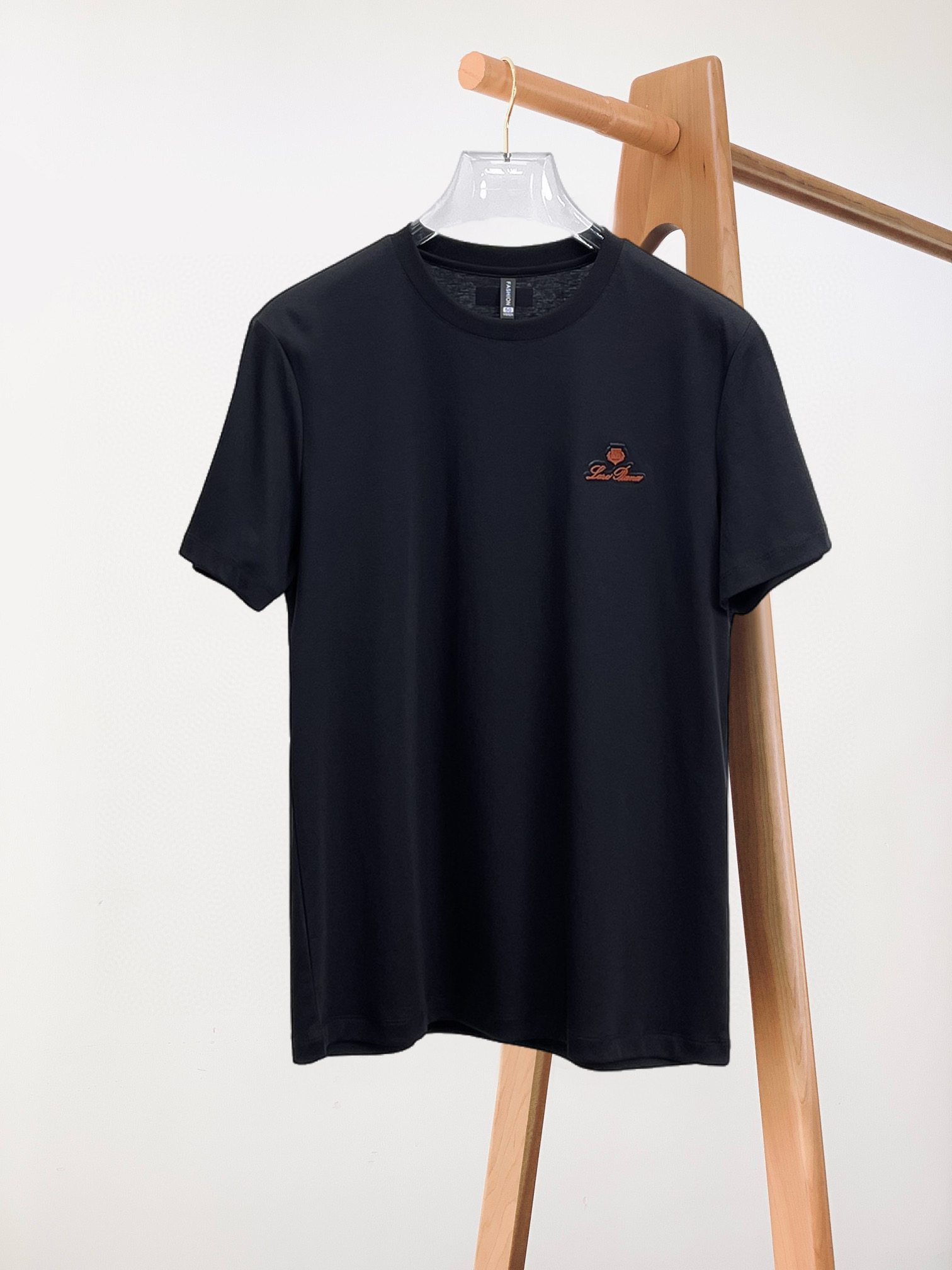 NO:432604,LP Spring and Summer New First-Open Counter Latest Short-sleeved Round Neck T-shirt High-end Customized Design Avant-garde and Fashionable!  Brand logo heavy craft design, high-end customized double mercerized fabric, soft feel, comfortable to wear, exquisite counter-level car line, fine workmanship, invincible and handsome upper body effect!  A must-have item for handsome men!  Fatty Gospel-- Code Number M-4XL (maximum 4XL wearable kilogram), loro piana, T-shirt,tees, t-shirt,alexander wang19860909LP 春夏新款首发专柜最新款短袖圆领T恤 高端订制 设计前卫时尚！品牌logo重工艺设计 高端定制双丝光面料.手感柔软.穿着舒适.专柜级别精致车线.做工精细.上身效果无敌帅气！型男必备单品！胖子福音-- 码数 M-4XL(最大4XL可穿斤),,loro piana,T-shirt,tees，t-shirt,alexander wang,Men's clothing