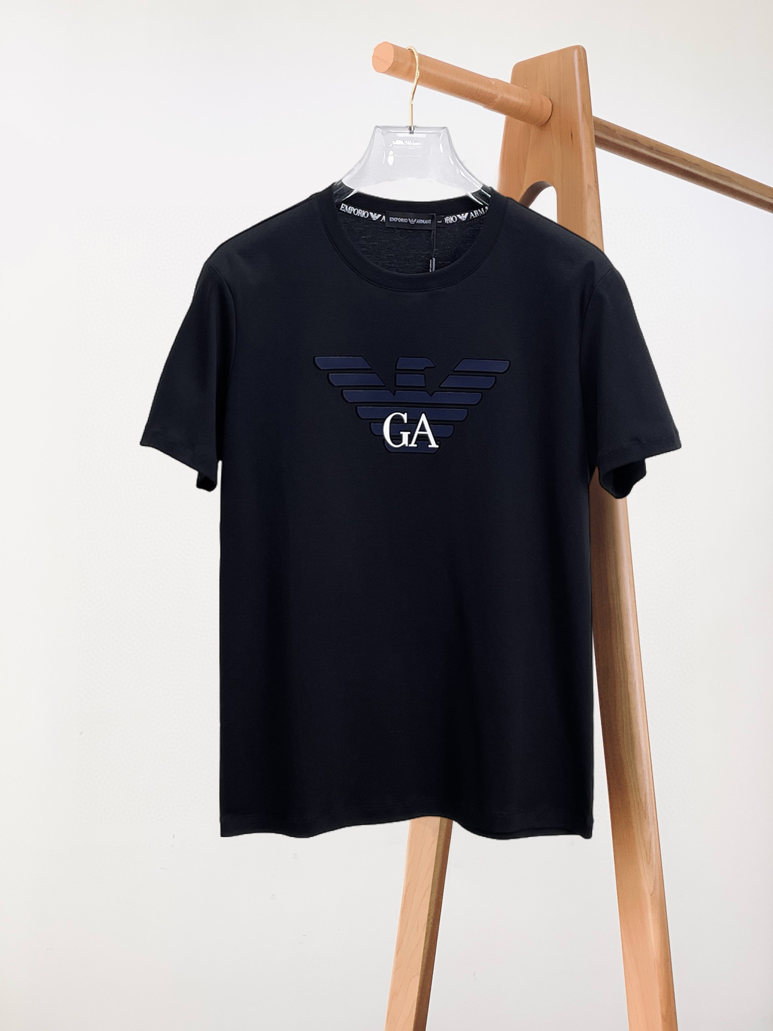 NO:432612,Armani's new spring and summer 2025 new styles in the first counter, the latest short-sleeved round-neck T-shirt, high-end customization, avant-garde and fashionable design!  Brand logo heavy craft design, high-end customized double mercerized fabric, soft feel, comfortable to wear, exquisite counter-level car line, fine workmanship, invincible and handsome upper body effect!  A must-have item for handsome men!  Fatty Gospel-- Code Number M-4XL (maximum 4XL can wear 210 catties), Armani, T-shirt,tees, t-shirt,alexander wang19860909阿玛尼 2025春夏新款首发专柜最新款短袖圆领T恤 高端订制 设计前卫时尚！品牌logo重工艺设计 高端定制双丝光面料.手感柔软.穿着舒适.专柜级别精致车线.做工精细.上身效果无敌帅气！型男必备单品！胖子福音-- 码数 M-4XL(最大4XL可穿210斤),,armani,T-shirt,tees，t-shirt,alexander wang,Men's clothing