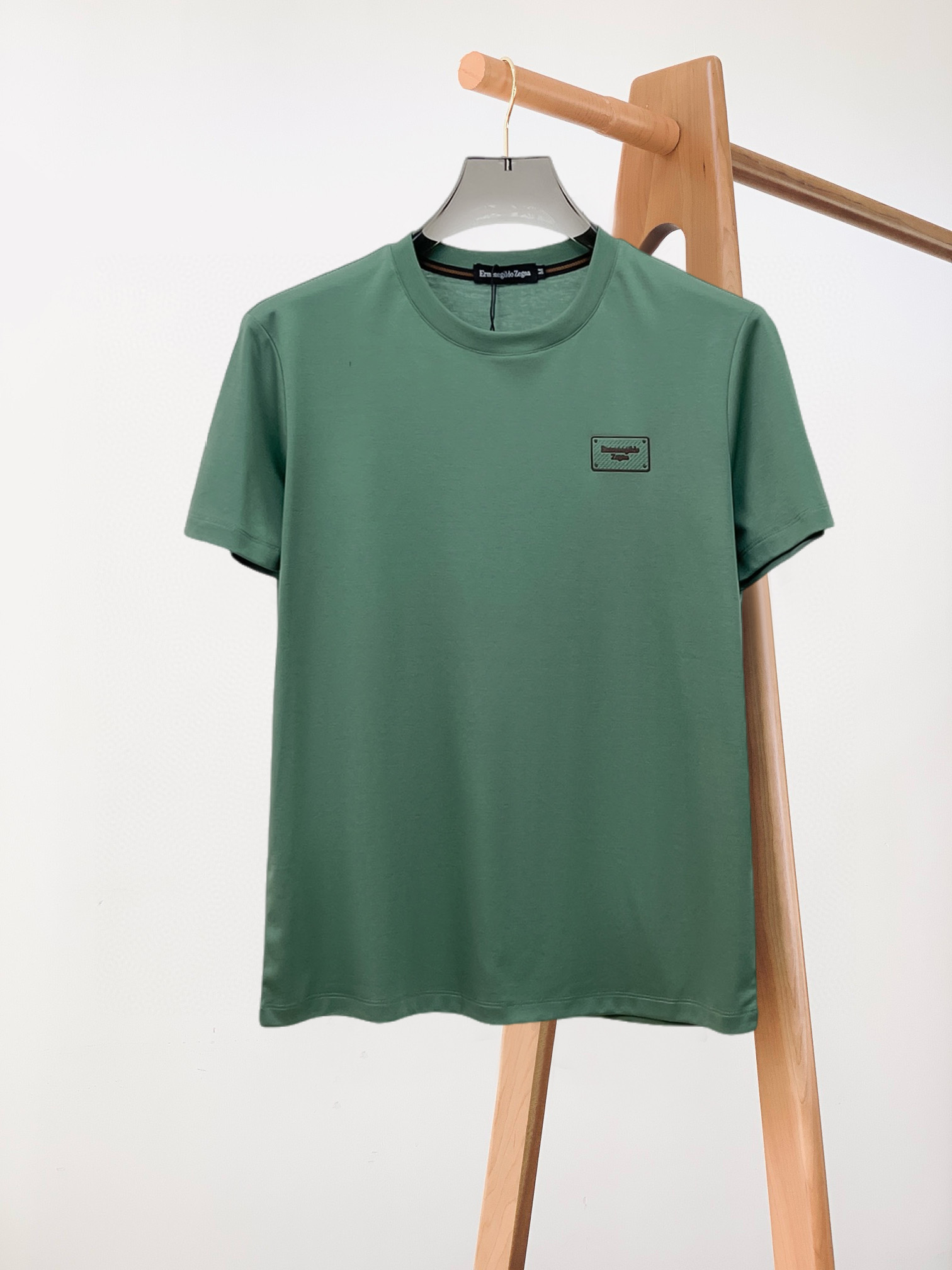 NO:432616,Jenia's new spring and summer new style first-time counter has the latest short-sleeved round-neck T-shirt with high-end customization and avant-garde and fashionable design!  Brand logo heavy craft design, high-end customized double mercerized fabric, soft feel, comfortable to wear, exquisite counter-level car line, fine workmanship, invincible and handsome upper body effect!  A must-have item for handsome men!  Fatty Gospel-- Code Number M-4XL (maximum 4XL can wear 210 catties), zegna, T-shirt,tees, t-shirt,alexander wang19860909杰尼亚 2025春夏新款首发专柜最新款短袖圆领T恤 高端订制 设计前卫时尚！品牌logo重工艺设计 高端定制双丝光面料.手感柔软.穿着舒适.专柜级别精致车线.做工精细.上身效果无敌帅气！型男必备单品！胖子福音-- 码数 M-4XL(最大4XL可穿210斤),,zegna,T-shirt,tees，t-shirt,alexander wang,Men's clothing