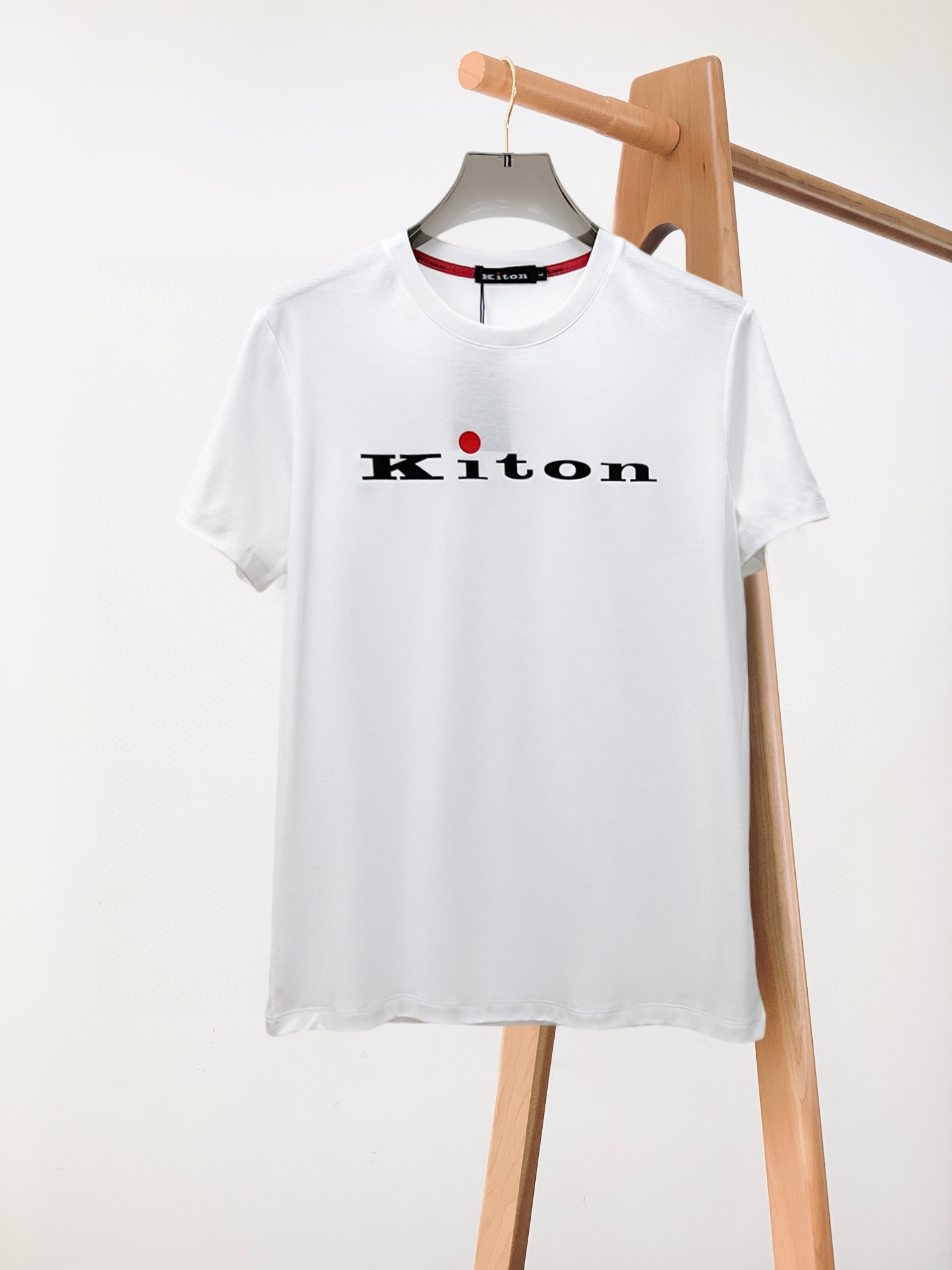 NO:432620,Kiton's new spring and summer new style first-time counter has the latest short-sleeved round-neck T-shirt with high-end customization and avant-garde and fashionable design!  Brand logo heavy craft design, high-end customized double mercerized fabric, soft feel, comfortable to wear, exquisite counter-level car line, fine workmanship, invincible and handsome upper body effect!  A must-have item for handsome men!  Fatty Gospel-- Code Number M-4XL (maximum 4XL can wear 210 catties), T-shirt,tees, t-shirt,alexander wang19860909Kiton 2025春夏新款首发专柜最新款短袖圆领T恤 高端订制 设计前卫时尚！品牌logo重工艺设计 高端定制双丝光面料.手感柔软.穿着舒适.专柜级别精致车线.做工精细.上身效果无敌帅气！型男必备单品！胖子福音-- 码数 M-4XL(最大4XL可穿210斤),,T-shirt,tees，t-shirt,alexander wang,Men's clothing