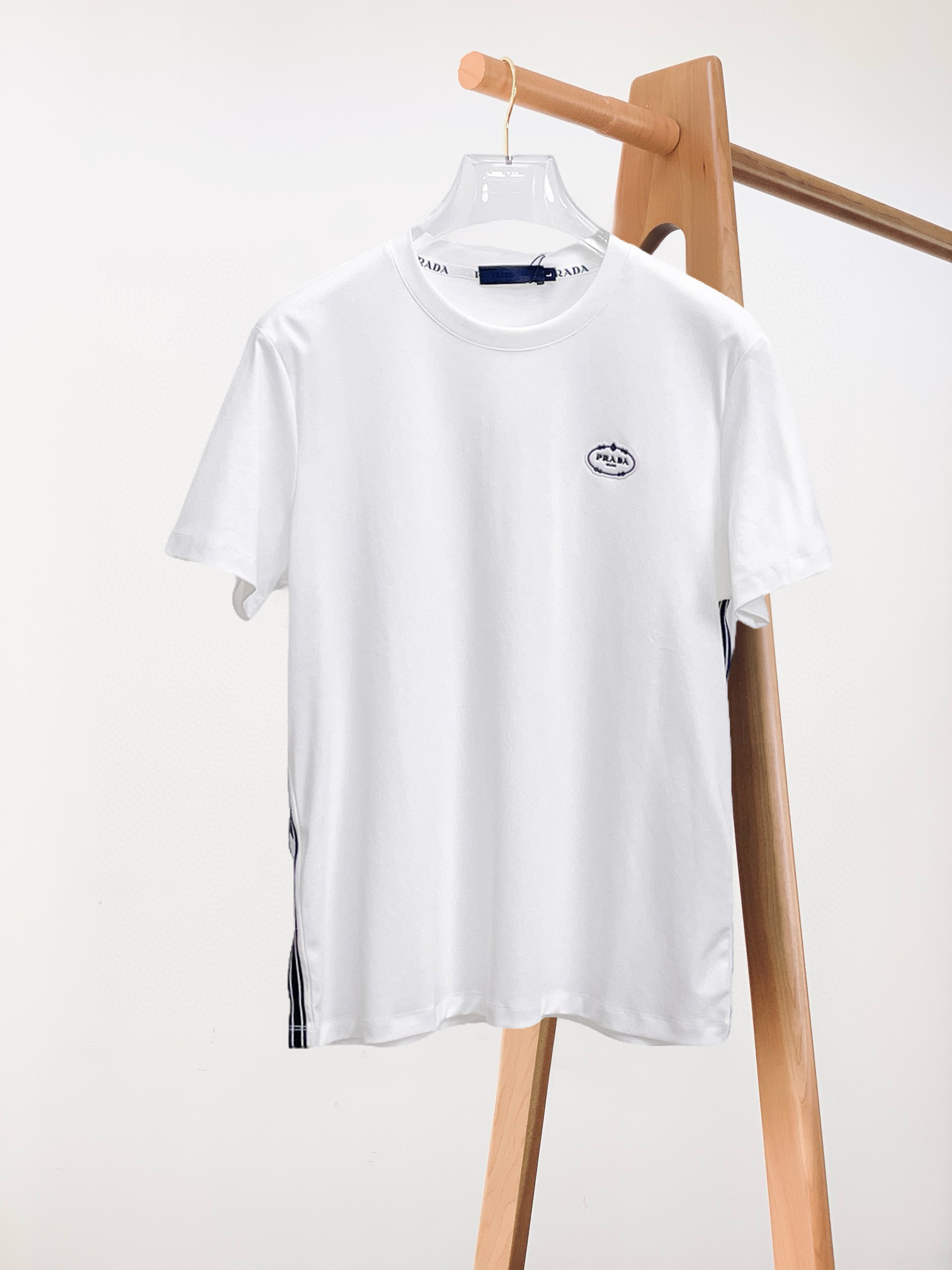 NO:432624,Prada's new spring and summer new style first-time counter latest short-sleeved round-neck T-shirt, high-end customization, avant-garde and fashionable design!  Brand logo heavy craft design, high-end customized double mercerized fabric, soft feel, comfortable to wear, exquisite counter-level car line, fine workmanship, invincible and handsome upper body effect!  A must-have item for handsome men!  Fatty Gospel-- Code Number M-4XL (maximum 4XL can wear 210 catties), prada, T-shirt,tees, t-shirt,alexander wang19860909普拉达 2025春夏新款首发专柜最新款短袖圆领T恤 高端订制 设计前卫时尚！品牌logo重工艺设计 高端定制双丝光面料.手感柔软.穿着舒适.专柜级别精致车线.做工精细.上身效果无敌帅气！型男必备单品！胖子福音-- 码数 M-4XL(最大4XL可穿210斤),,prada,T-shirt,tees，t-shirt,alexander wang,Men's clothing