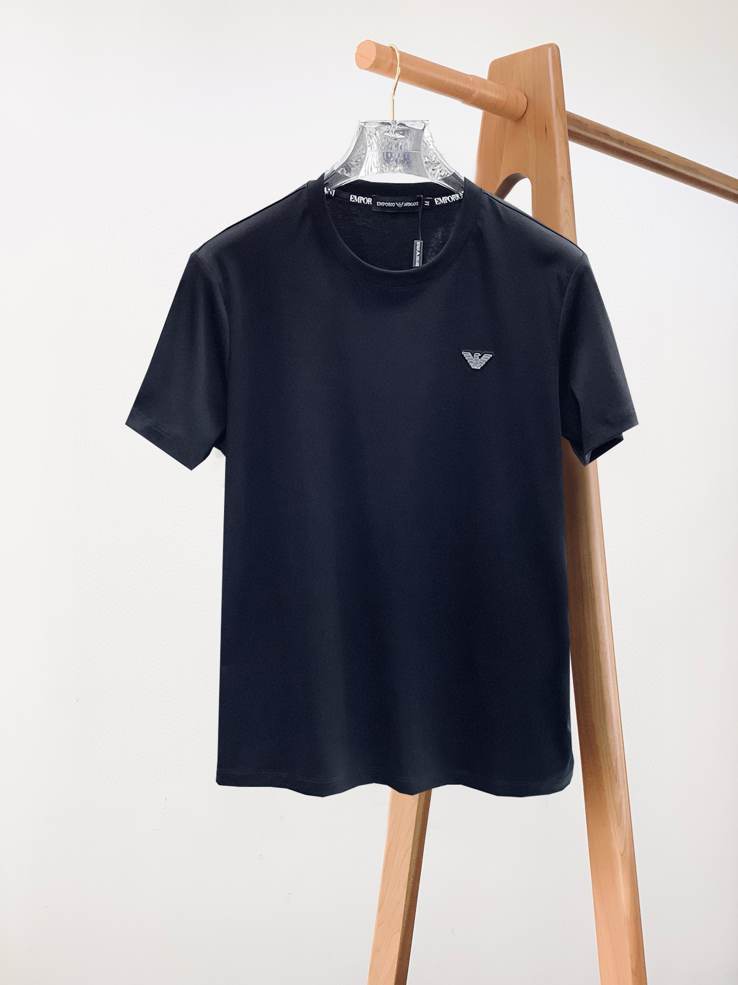 NO:432626,Armani's new spring and summer 2025 new styles in the first counter, the latest short-sleeved round-neck T-shirt, high-end customization, avant-garde and fashionable design!  Brand logo heavy craft design, high-end customized double mercerized fabric, soft feel, comfortable to wear, exquisite counter-level car line, fine workmanship, invincible and handsome upper body effect!  A must-have item for handsome men!  Fatty Gospel-- Code Number M-4XL (maximum 4XL can wear 210 catties), Armani, T-shirt,tees, t-shirt,alexander wang19860909阿玛尼 2025春夏新款首发专柜最新款短袖圆领T恤 高端订制 设计前卫时尚！品牌logo重工艺设计 高端定制双丝光面料.手感柔软.穿着舒适.专柜级别精致车线.做工精细.上身效果无敌帅气！型男必备单品！胖子福音-- 码数 M-4XL(最大4XL可穿210斤),,armani,T-shirt,tees，t-shirt,alexander wang,Men's clothing