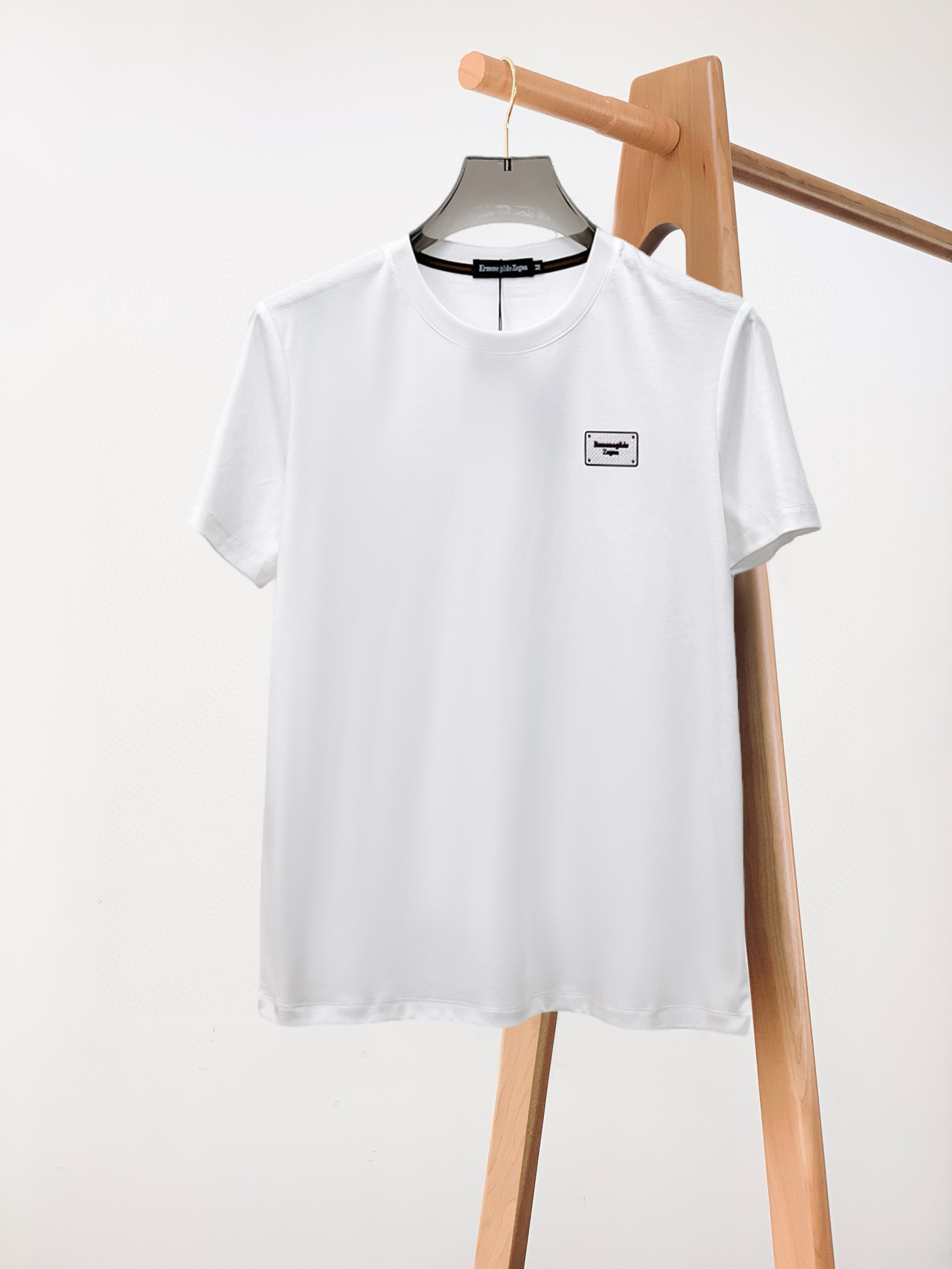 NO:432631,Jenia's new spring and summer new style first-time counter has the latest short-sleeved round-neck T-shirt with high-end customization and avant-garde and fashionable design!  Brand logo heavy craft design, high-end customized double mercerized fabric, soft feel, comfortable to wear, exquisite counter-level car line, fine workmanship, invincible and handsome upper body effect!  A must-have item for handsome men!  Fatty Gospel-- Code Number M-4XL (maximum 4XL can wear 210 catties), zegna, T-shirt,tees, t-shirt,alexander wang19860909杰尼亚 2025春夏新款首发专柜最新款短袖圆领T恤 高端订制 设计前卫时尚！品牌logo重工艺设计 高端定制双丝光面料.手感柔软.穿着舒适.专柜级别精致车线.做工精细.上身效果无敌帅气！型男必备单品！胖子福音-- 码数 M-4XL(最大4XL可穿210斤),,zegna,T-shirt,tees，t-shirt,alexander wang,Men's clothing