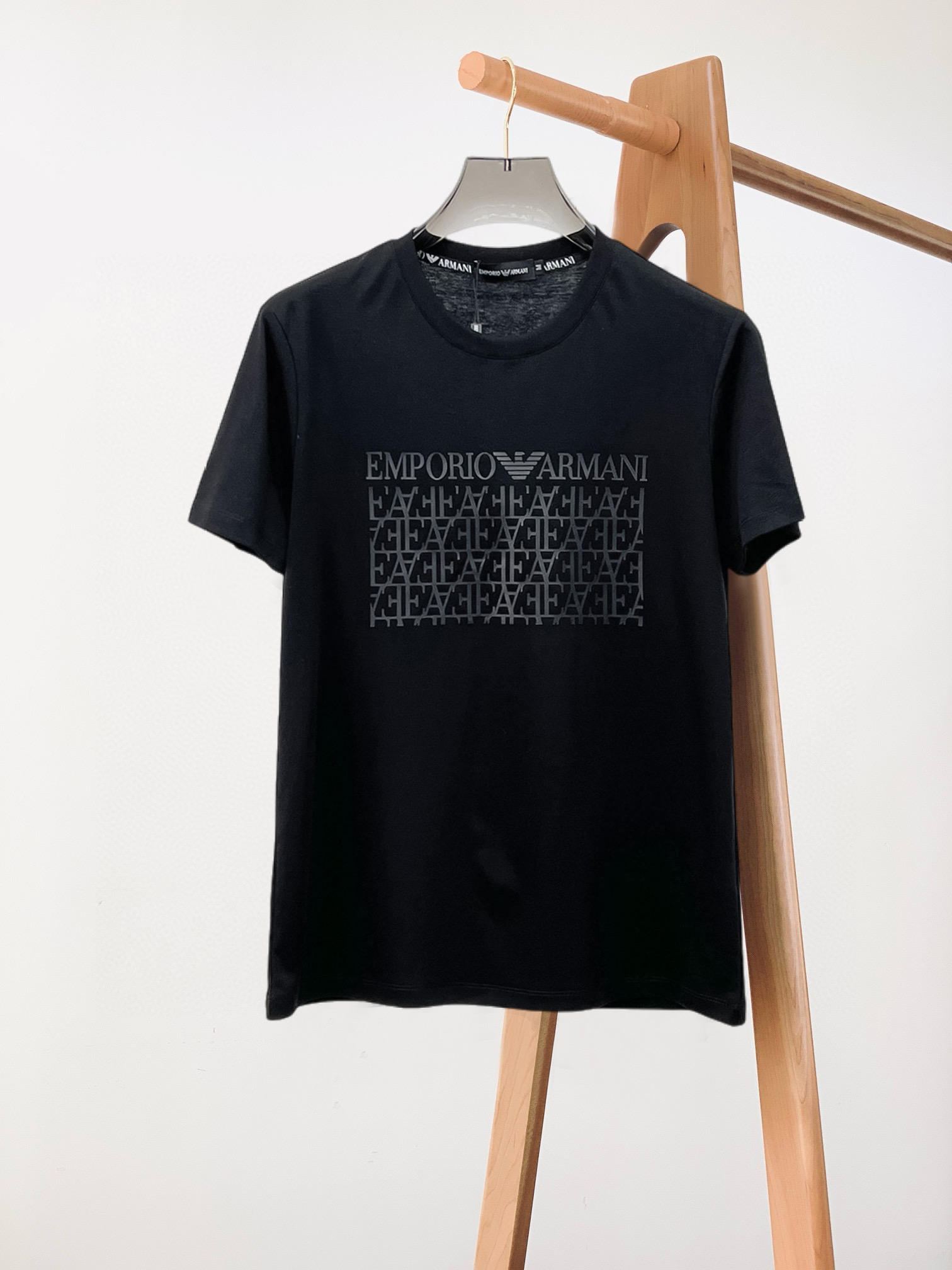 NO:432636,Armani's new spring and summer 2025 new styles in the first counter, the latest short-sleeved round-neck T-shirt, high-end customization, avant-garde and fashionable design!  Brand logo heavy craft design, high-end customized double mercerized fabric, soft feel, comfortable to wear, exquisite counter-level car line, fine workmanship, invincible and handsome upper body effect!  A must-have item for handsome men!  Fatty Gospel-- Code Number M-4XL (maximum 4XL can wear 210 catties), Armani, T-shirt,tees, t-shirt,alexander wang19860909阿玛尼 2025春夏新款首发专柜最新款短袖圆领T恤 高端订制 设计前卫时尚！品牌logo重工艺设计 高端定制双丝光面料.手感柔软.穿着舒适.专柜级别精致车线.做工精细.上身效果无敌帅气！型男必备单品！胖子福音-- 码数 M-4XL(最大4XL可穿210斤),,armani,T-shirt,tees，t-shirt,alexander wang,Men's clothing