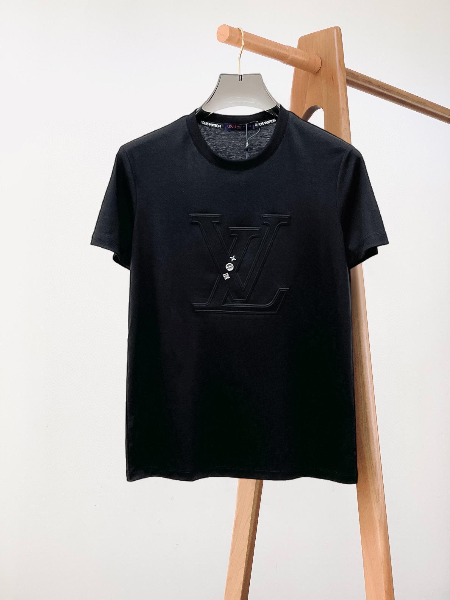 NO:432641,LV 2025 spring and summer new style first-time counter latest short-sleeved round-neck T-shirt, high-end customization, avant-garde and fashionable design!  Brand logo heavy craft design, high-end customized double mercerized fabric, soft feel, comfortable to wear, exquisite counter-level car line, fine workmanship, invincible and handsome upper body effect!  A must-have item for handsome men!  Fatty Gospel-- Code Number M-4XL (maximum 4XL can wear 210 catties), louis vuitton, T-shirt,tees, t-shirt,alexander wang19860909LV 2025春夏新款首发专柜最新款短袖圆领T恤 高端订制 设计前卫时尚！品牌logo重工艺设计 高端定制双丝光面料.手感柔软.穿着舒适.专柜级别精致车线.做工精细.上身效果无敌帅气！型男必备单品！胖子福音-- 码数 M-4XL(最大4XL可穿210斤),,louis vuitton,T-shirt,tees，t-shirt,alexander wang,Men's clothing