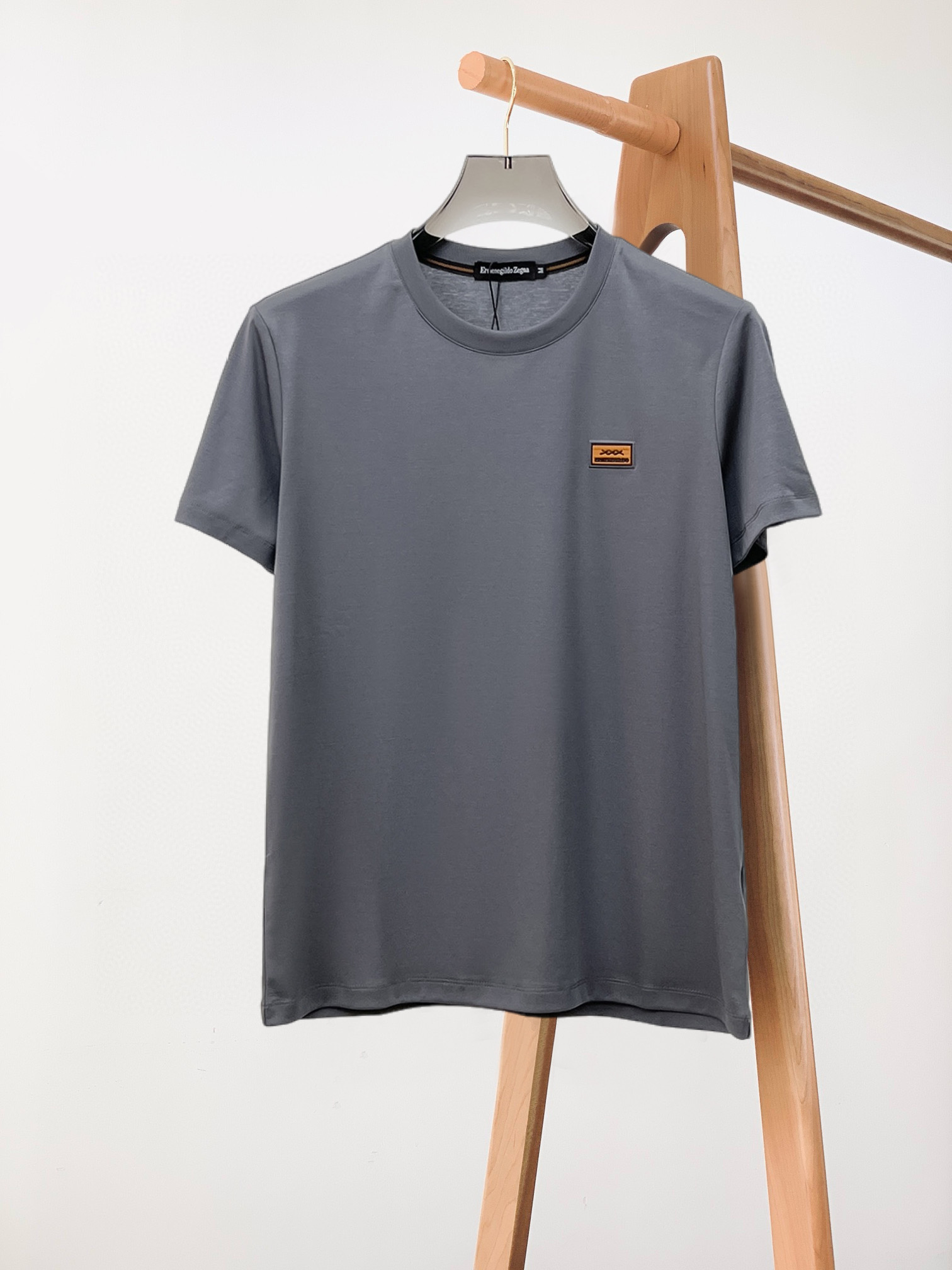 NO:432647,Jenia's new spring and summer new style first-time counter has the latest short-sleeved round-neck T-shirt with high-end customization and avant-garde and fashionable design!  Brand logo heavy craft design, high-end customized double mercerized fabric, soft feel, comfortable to wear, exquisite counter-level car line, fine workmanship, invincible and handsome upper body effect!  A must-have item for handsome men!  Fatty Gospel-- Code Number M-4XL (maximum 4XL can wear 210 catties), zegna, T-shirt,tees, t-shirt,alexander wang19860909杰尼亚 2025春夏新款首发专柜最新款短袖圆领T恤 高端订制 设计前卫时尚！品牌logo重工艺设计 高端定制双丝光面料.手感柔软.穿着舒适.专柜级别精致车线.做工精细.上身效果无敌帅气！型男必备单品！胖子福音-- 码数 M-4XL(最大4XL可穿210斤),,zegna,T-shirt,tees，t-shirt,alexander wang,Men's clothing