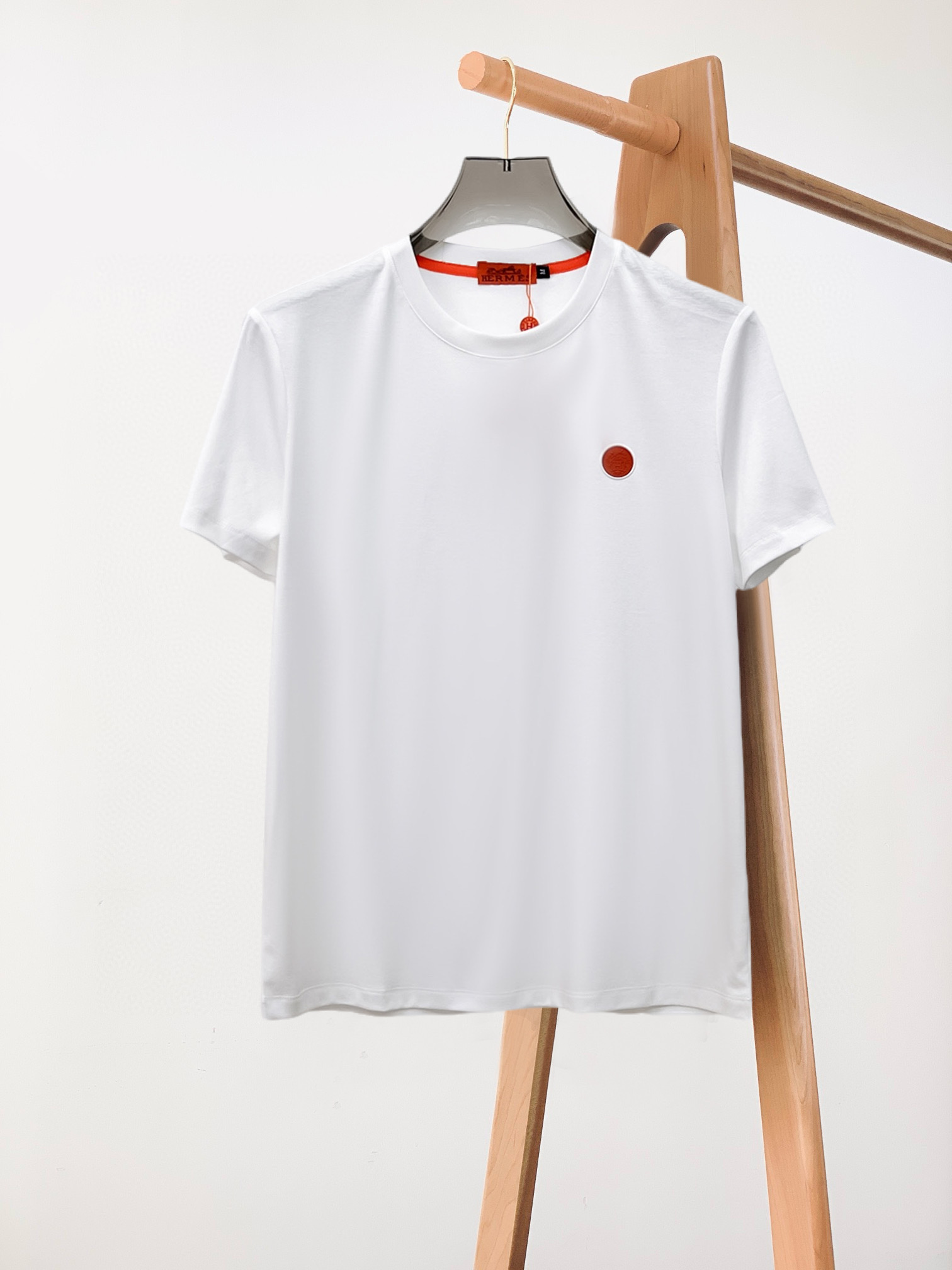 NO:142145,Hermes 2025 spring and summer new style first-time counter latest short-sleeved round-neck T-shirt, high-end customization, avant-garde and fashionable design!  Brand logo heavy craft design, high-end customized double mercerized fabric, soft feel, comfortable to wear, exquisite counter-level car line, fine workmanship, invincible and handsome upper body effect!  A must-have item for handsome men!  Fatty Gospel-- Code Number M-4XL (maximum 4XL can wear 210 catties), hermes, T-shirt,tees, t-shirt,alexander wang19860909爱马仕 2025春夏新款首发专柜最新款短袖圆领T恤 高端订制 设计前卫时尚！品牌logo重工艺设计 高端定制双丝光面料.手感柔软.穿着舒适.专柜级别精致车线.做工精细.上身效果无敌帅气！型男必备单品！胖子福音-- 码数 M-4XL(最大4XL可穿210斤),,hermes,T-shirt,tees，t-shirt,alexander wang,Men's clothing