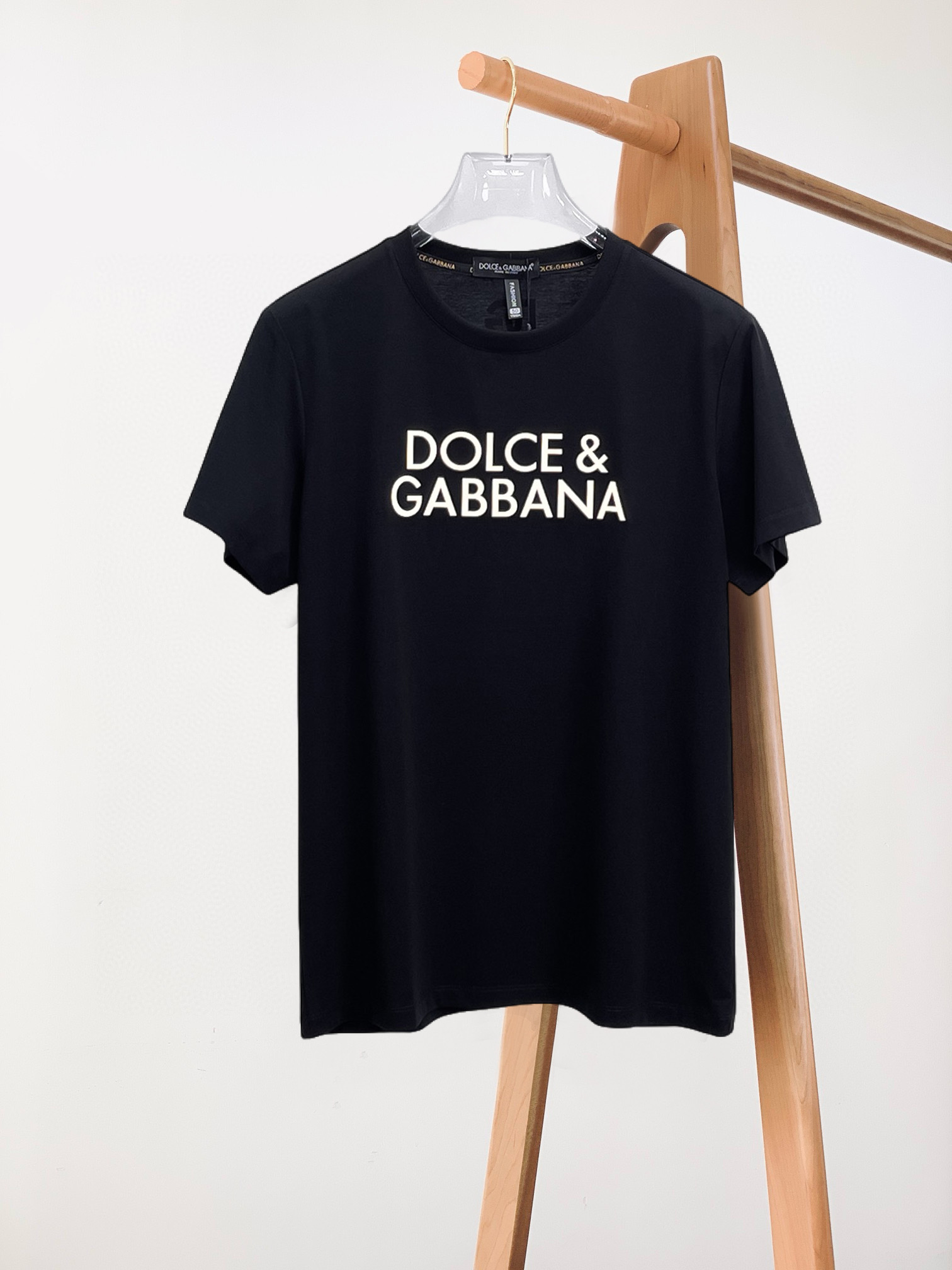 NO:432653,DG 2025 spring and summer new style first-time counter latest short-sleeved round-neck T-shirt, high-end customization, avant-garde and fashionable design!  Brand logo heavy craft design, high-end customized double mercerized fabric, soft feel, comfortable to wear, exquisite counter-level car line, fine workmanship, invincible and handsome upper body effect!  A must-have item for handsome men!  Fatty Gospel-- Code Number M-4XL (maximum 4XL can wear 210 catties), T-shirt,tees, t-shirt,alexander wang19860909DG 2025春夏新款首发专柜最新款短袖圆领T恤 高端订制 设计前卫时尚！品牌logo重工艺设计 高端定制双丝光面料.手感柔软.穿着舒适.专柜级别精致车线.做工精细.上身效果无敌帅气！型男必备单品！胖子福音-- 码数 M-4XL(最大4XL可穿210斤),,T-shirt,tees，t-shirt,alexander wang,Men's clothing