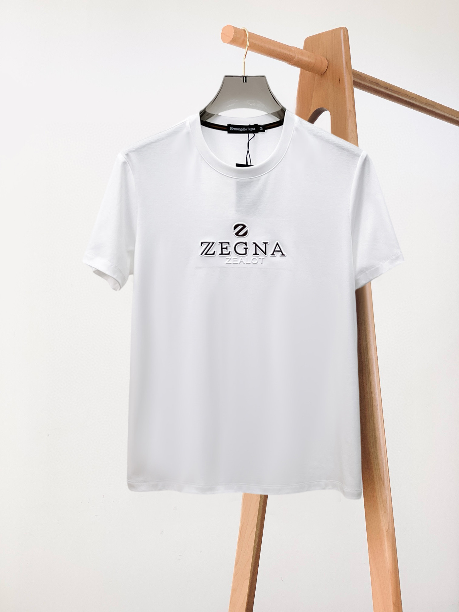 NO:432659,Jenia's new spring and summer new style first-time counter has the latest short-sleeved round-neck T-shirt with high-end customization and avant-garde and fashionable design!  Brand logo heavy craft design, high-end customized double mercerized fabric, soft feel, comfortable to wear, exquisite counter-level car line, fine workmanship, invincible and handsome upper body effect!  A must-have item for handsome men!  Fatty Gospel-- Code Number M-4XL (maximum 4XL can wear 210 catties), zegna, T-shirt,tees, t-shirt,alexander wang19860909杰尼亚 2025春夏新款首发专柜最新款短袖圆领T恤 高端订制 设计前卫时尚！品牌logo重工艺设计 高端定制双丝光面料.手感柔软.穿着舒适.专柜级别精致车线.做工精细.上身效果无敌帅气！型男必备单品！胖子福音-- 码数 M-4XL(最大4XL可穿210斤),,zegna,T-shirt,tees，t-shirt,alexander wang,Men's clothing