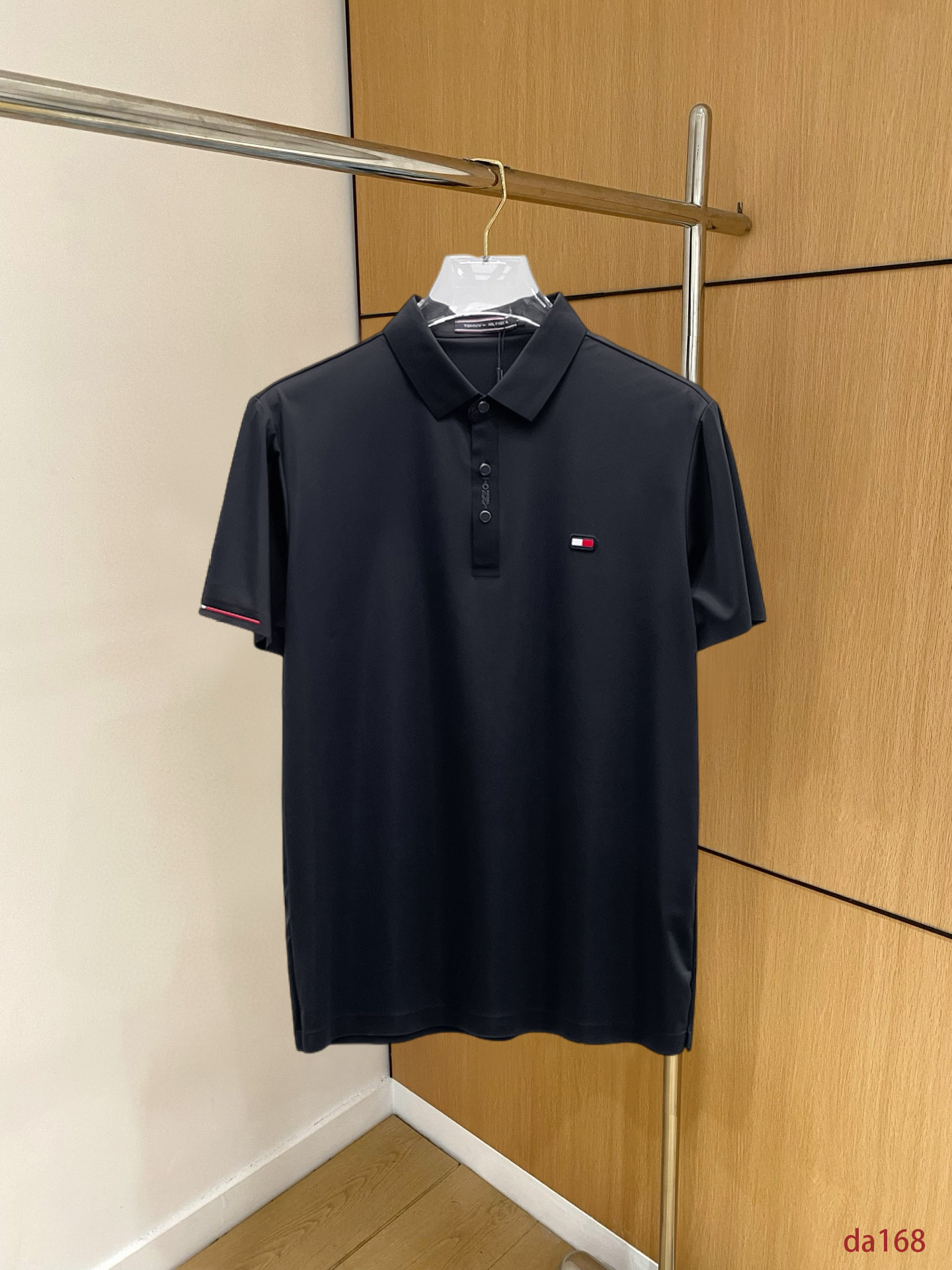 NO:439424,Tom Brown High-end Business White-collar workers are a must-have item for individuals in the unit!  Seizure-free pressed gel ice silk casual business short-sleeved Polo, technology fabric, ice silk traceless, very good body feel, smooth feel and great texture!  Good elasticity, no sense of restraint, the fabric has its own breathable mesh, moisture absorption and sweating, quick drying and keeping it dry, small lapel placket-breasted design, showing a straight posture, not soft pedal, simple style, can be used for business and leisure, highly recommended!  High-elastic ice silk, the touch is as smooth as jade silk, clean and neat, and elegant and gentlemanly. The high-end materials are the key to the fabric, the quality control must be used. The feel is extremely delicate and smooth, the fabric has a good gloss and upper body skeleton feel, so we can greet mature and quality men's clothing!  Sweat in summer and dry in seconds, a brand new experience Business commuting and leisure M-4XL, thom browne, T-shirt, alexander wang19860909汤姆布朗 高端商务 白领 单位人士必入单品！ 无痕压胶冰丝休闲商务短袖Polo,科技面料,冰丝无痕,体感非常棒,手感顺滑质感很棒！弹性好,无任何束缚感,面料自带透气网孔,吸湿排汗,速干保持干爽,小翻领门襟排扣设计,展露挺拔姿态,不软踏,简约款式,商务休闲都可驾驭,强烈推荐！高弹冰丝,触感堪比玉蚕丝一样丝滑,干净利落,儒雅绅士风度.高级材质,重点就是面料上,品控的必上,手感极其细腻光滑,面料光泽感和上身骨架感好,打招成熟品质男装！夏天出汗秒干,全新体验 商务通勤休闲 M-4XL,,thom browne,T-shirt,alexander wang,Men's clothing