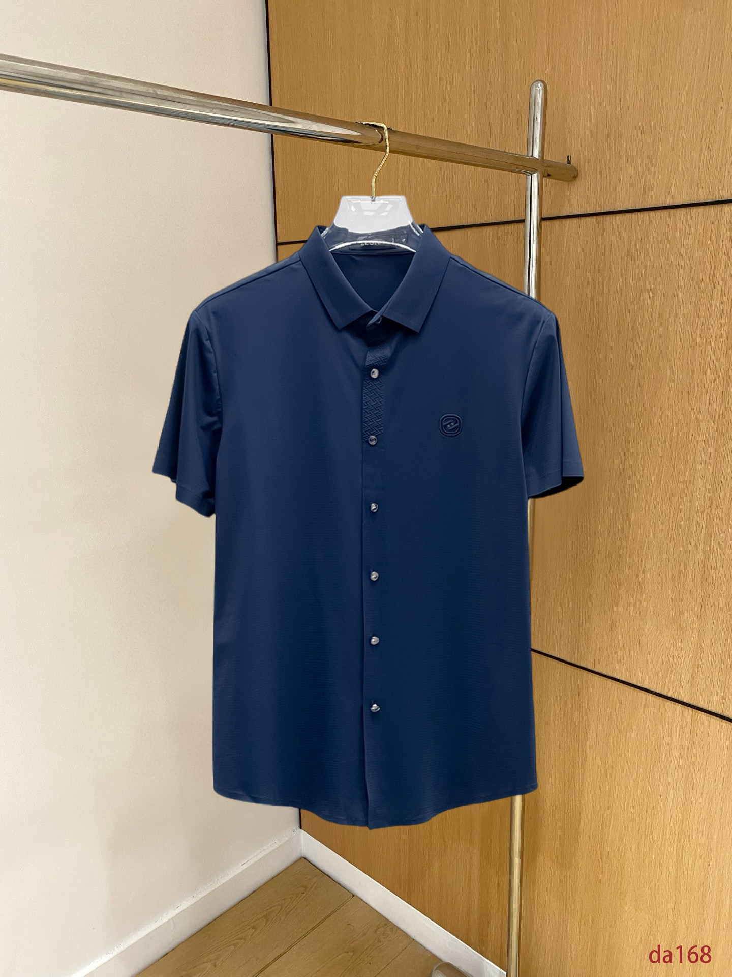 NO:439436,Jenia High-end Business White-collar workers are a must-have item for individuals in the unit!  Seal-free pressed glue ice silk casual business short-sleeved shirt, technological fabric, ice silk traceless, very good body feel, smooth feel and great texture!  Good elasticity, no sense of restraint, the fabric has its own breathable mesh, moisture absorption and sweating, quick drying and keeping it dry, small lapel placket-breasted design, showing a straight posture, not soft pedal, simple style, can be used for business and leisure, highly recommended!  High-elastic ice silk, the touch is as smooth as jade silk, clean and neat, and elegant and gentlemanly. The high-end materials are the key to the fabric, the quality control must be used. The feel is extremely delicate and smooth, the fabric has a good gloss and upper body skeleton feel, so we can greet mature and quality men's clothing!  Sweat in summer and dry in seconds, a brand new experience Business commuting and leisure M-4XL, zegna,shirts,T-shirt,alexander wang19860909杰尼亚 高端商务 白领 单位人士必入单品！ 无痕压胶冰丝休闲商务短袖衬衫,科技面料,冰丝无痕,体感非常棒,手感顺滑质感很棒！弹性好,无任何束缚感,面料自带透气网孔,吸湿排汗,速干保持干爽,小翻领门襟排扣设计,展露挺拔姿态,不软踏,简约款式,商务休闲都可驾驭,强烈推荐！高弹冰丝,触感堪比玉蚕丝一样丝滑,干净利落,儒雅绅士风度.高级材质,重点就是面料上,品控的必上,手感极其细腻光滑,面料光泽感和上身骨架感好,打招成熟品质男装！夏天出汗秒干,全新体验 商务通勤休闲 M-4XL,,zegna,shirts,T-shirt,alexander wang,Men's clothing