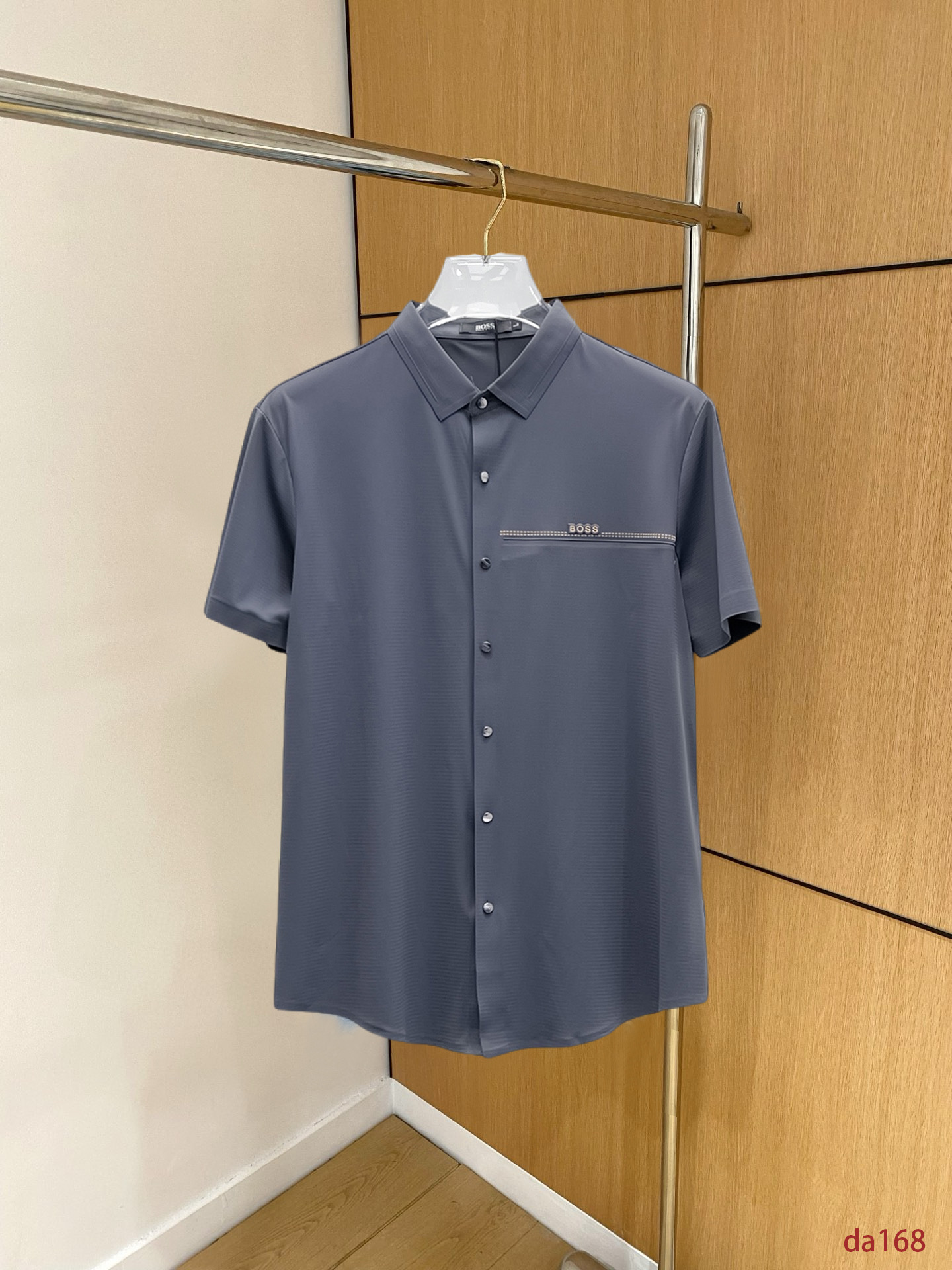 NO:439478,BOSS High-end Business White-collar workers are a must-have item for individuals in the unit!  Seal-free pressed glue ice silk casual business short-sleeved shirt, technological fabric, ice silk traceless, very good body feel, smooth feel and great texture!  Good elasticity, no sense of restraint, the fabric has its own breathable mesh, moisture absorption and sweating, quick drying and keeping it dry, small lapel placket-breasted design, showing a straight posture, not soft pedal, simple style, can be used for business and leisure, highly recommended!  High-elastic ice silk, the touch is as smooth as jade silk, clean and neat, and elegant and gentlemanly. The high-end materials are the key to the fabric, the quality control must be used. The feel is extremely delicate and smooth, the fabric has a good gloss and upper body skeleton feel, so we can greet mature and quality men's clothing!  Sweat in summer and dry instantly, a brand new experience Business commuting and leisure M-4XL, Shirts, T-shirt, alexander wang19860909BOSS 高端商务 白领 单位人士必入单品！ 无痕压胶冰丝休闲商务短袖衬衫,科技面料,冰丝无痕,体感非常棒,手感顺滑质感很棒！弹性好,无任何束缚感,面料自带透气网孔,吸湿排汗,速干保持干爽,小翻领门襟排扣设计,展露挺拔姿态,不软踏,简约款式,商务休闲都可驾驭,强烈推荐！高弹冰丝,触感堪比玉蚕丝一样丝滑,干净利落,儒雅绅士风度.高级材质,重点就是面料上,品控的必上,手感极其细腻光滑,面料光泽感和上身骨架感好,打招成熟品质男装！夏天出汗秒干,全新体验 商务通勤休闲 M-4XL,,shirts,T-shirt,alexander wang,Men's clothing