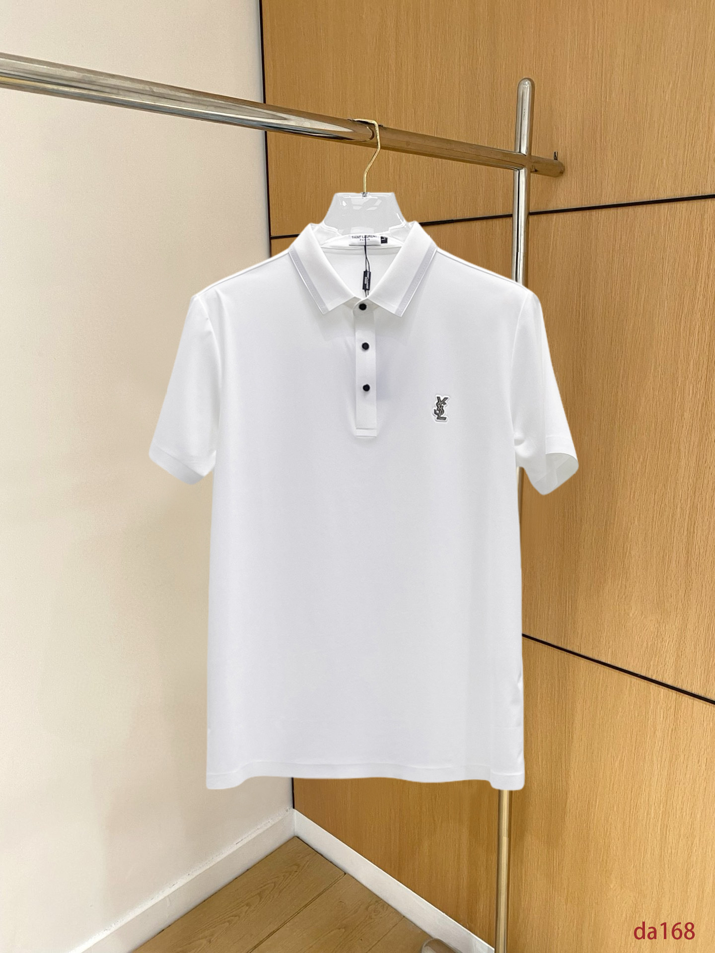 NO:439418,Saint Laurent, high-end business, white-collar workers, must-have items for individuals in the unit!  Seizure-free pressed gel ice silk casual business short-sleeved Polo, technology fabric, ice silk traceless, very good body feel, smooth feel and great texture!  Good elasticity, no sense of restraint, the fabric has its own breathable mesh, moisture absorption and sweating, quick drying and keeping it dry, small lapel placket-breasted design, showing a straight posture, not soft pedal, simple style, can be used for business and leisure, highly recommended!  High-elastic ice silk, the touch is as smooth as jade silk, clean and neat, and elegant and gentlemanly. The high-end materials are the key to the fabric, the quality control must be used. The feel is extremely delicate and smooth, the fabric has a good gloss and upper body skeleton feel, so we can greet mature and quality men's clothing!  Sweat in summer and dry in seconds, a brand new experience Business commuting and leisure M-4XL, saint laurent, T-shirt, alexander wang19860909圣罗兰 高端商务 白领 单位人士必入单品！ 无痕压胶冰丝休闲商务短袖Polo,科技面料,冰丝无痕,体感非常棒,手感顺滑质感很棒！弹性好,无任何束缚感,面料自带透气网孔,吸湿排汗,速干保持干爽,小翻领门襟排扣设计,展露挺拔姿态,不软踏,简约款式,商务休闲都可驾驭,强烈推荐！高弹冰丝,触感堪比玉蚕丝一样丝滑,干净利落,儒雅绅士风度.高级材质,重点就是面料上,品控的必上,手感极其细腻光滑,面料光泽感和上身骨架感好,打招成熟品质男装！夏天出汗秒干,全新体验 商务通勤休闲 M-4XL,,saint laurent,T-shirt,alexander wang,Men's clothing