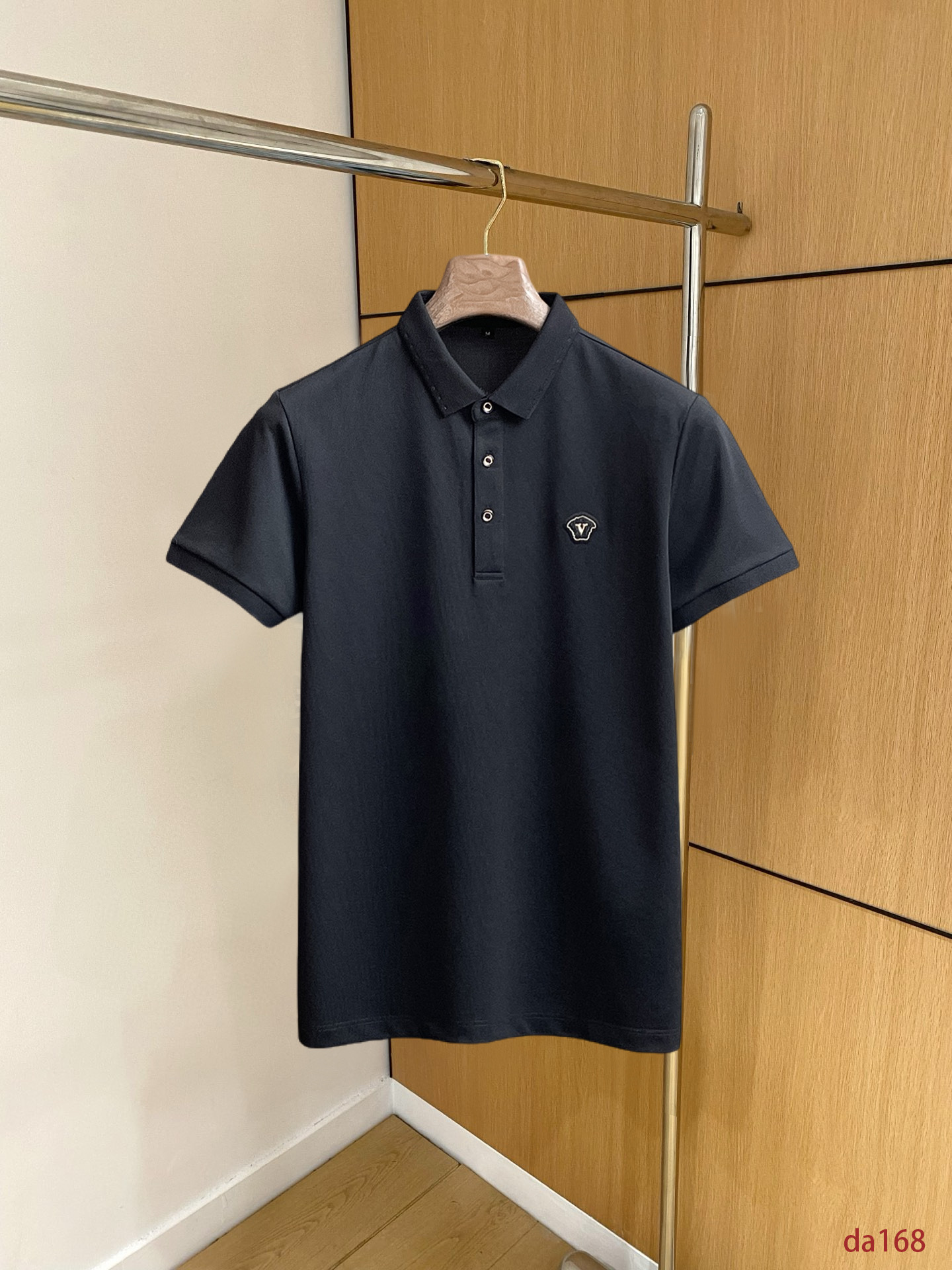 NO:439490,Versace, high-end business, white-collar workers, must-have items for individuals in the unit!  Seizure-free pressed gel ice silk casual business short-sleeved Polo, technology fabric, ice silk traceless, very good body feel, smooth feel and great texture!  Good elasticity, no sense of restraint, the fabric has its own breathable mesh, moisture absorption and sweating, quick drying and keeping it dry, small lapel placket-breasted design, showing a straight posture, not soft pedal, simple style, can be used for business and leisure, highly recommended!  High-elastic ice silk, the touch is as smooth as jade silk, clean and neat, and elegant and gentlemanly. The high-end materials are the key to the fabric, the quality control must be used. The feel is extremely delicate and smooth, the fabric has a good gloss and upper body skeleton feel, so we can greet mature and quality men's clothing!  Sweat in summer and dry instantly, a brand new experience Business commuting and leisure M-4XL, versace, T-shirt, alexander wang19860909范思哲 高端商务 白领 单位人士必入单品！ 无痕压胶冰丝休闲商务短袖Polo,科技面料,冰丝无痕,体感非常棒,手感顺滑质感很棒！弹性好,无任何束缚感,面料自带透气网孔,吸湿排汗,速干保持干爽,小翻领门襟排扣设计,展露挺拔姿态,不软踏,简约款式,商务休闲都可驾驭,强烈推荐！高弹冰丝,触感堪比玉蚕丝一样丝滑,干净利落,儒雅绅士风度.高级材质,重点就是面料上,品控的必上,手感极其细腻光滑,面料光泽感和上身骨架感好,打招成熟品质男装！夏天出汗秒干,全新体验 商务通勤休闲 M-4XL,,versace,T-shirt,alexander wang,Men's clothing