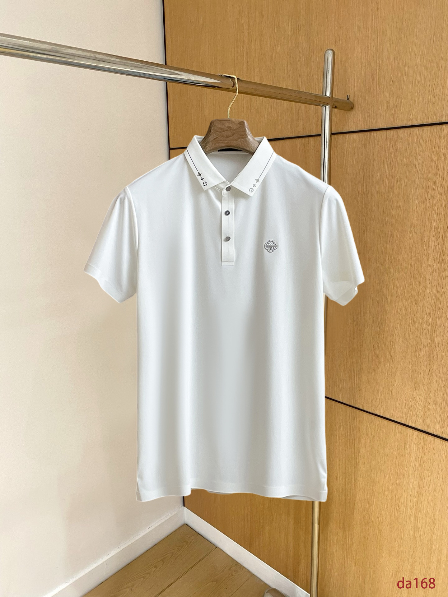 NO:439495,LV High-end Business White-collar workers are a must-have item for individuals in the unit!  Seizure-free pressed gel ice silk casual business short-sleeved Polo, technology fabric, ice silk traceless, very good body feel, smooth feel and great texture!  Good elasticity, no sense of restraint, the fabric has its own breathable mesh, moisture absorption and sweating, quick drying and keeping it dry, small lapel placket-breasted design, showing a straight posture, not soft pedal, simple style, can be used for business and leisure, highly recommended!  High-elastic ice silk, the touch is as smooth as jade silk, clean and neat, and elegant and gentlemanly. The high-end materials are the key to the fabric, the quality control must be used. The feel is extremely delicate and smooth, the fabric has a good gloss and upper body skeleton feel, so we can greet mature and quality men's clothing!  Sweat in summer and dry in seconds, a brand new experience Business commuting and leisure M-4XL, louis vuitton, T-shirt, alexander wang19860909LV 高端商务 白领 单位人士必入单品！ 无痕压胶冰丝休闲商务短袖Polo,科技面料,冰丝无痕,体感非常棒,手感顺滑质感很棒！弹性好,无任何束缚感,面料自带透气网孔,吸湿排汗,速干保持干爽,小翻领门襟排扣设计,展露挺拔姿态,不软踏,简约款式,商务休闲都可驾驭,强烈推荐！高弹冰丝,触感堪比玉蚕丝一样丝滑,干净利落,儒雅绅士风度.高级材质,重点就是面料上,品控的必上,手感极其细腻光滑,面料光泽感和上身骨架感好,打招成熟品质男装！夏天出汗秒干,全新体验 商务通勤休闲 M-4XL,,louis vuitton,T-shirt,alexander wang,Men's clothing
