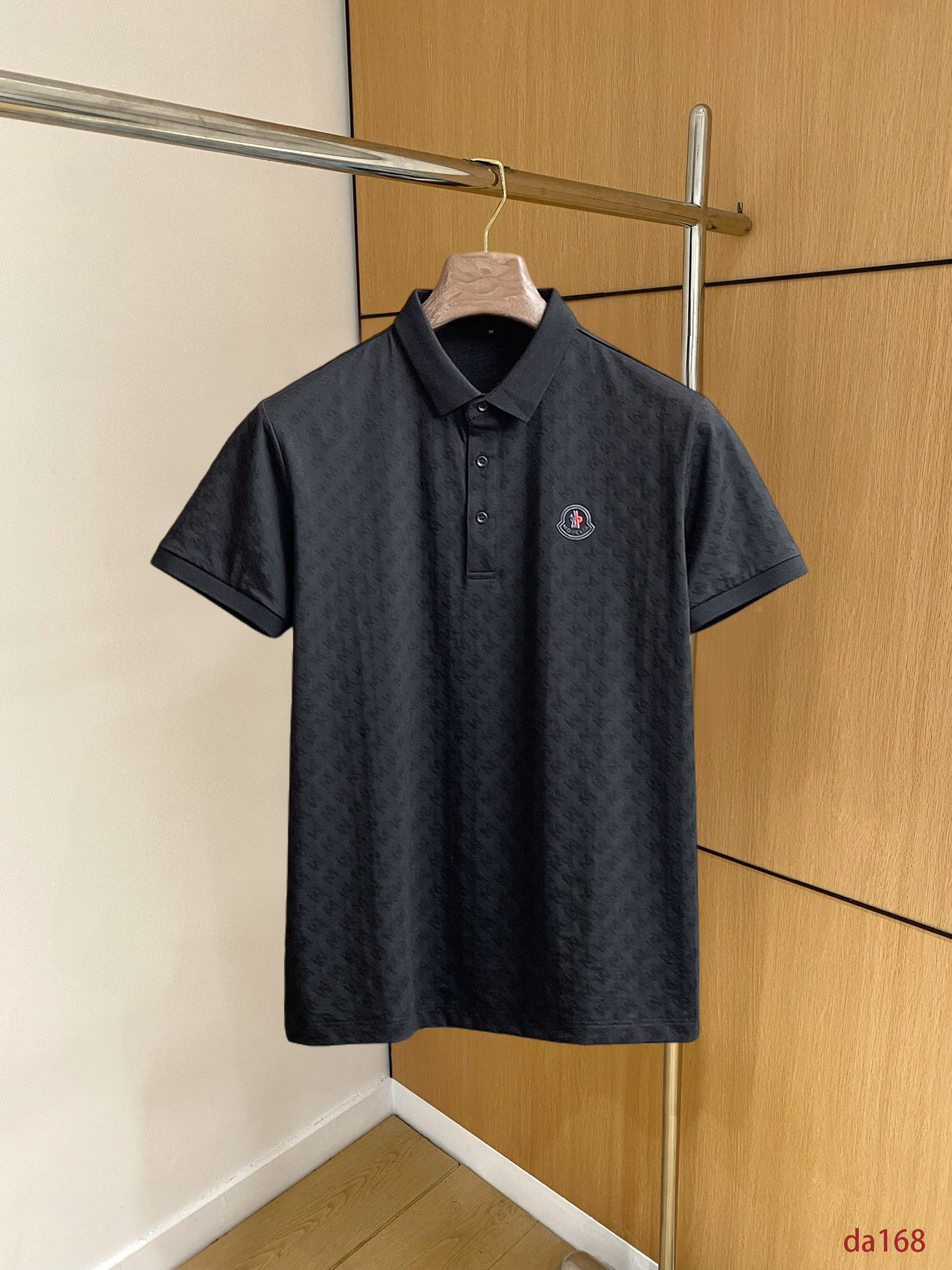 NO:439501,Mask, high-end business, white-collar workers, must-have items for individuals in the unit!  Seizure-free pressed gel ice silk casual business short-sleeved Polo, technology fabric, ice silk traceless, very good body feel, smooth feel and great texture!  Good elasticity, no sense of restraint, the fabric has its own breathable mesh, moisture absorption and sweating, quick drying and keeping it dry, small lapel placket-breasted design, showing a straight posture, not soft pedal, simple style, can be used for business and leisure, highly recommended!  High-elastic ice silk, the touch is as smooth as jade silk, clean and neat, and elegant and gentlemanly. The high-end materials are the key to the fabric, the quality control must be used. The feel is extremely delicate and smooth, the fabric has a good gloss and upper body skeleton feel, so we can greet mature and quality men's clothing!  Sweat in summer and dry instantly, a brand new experience Business commuting and leisure M-4XL, Moncler, T-shirt, alexander wang19860909蒙口 高端商务 白领 单位人士必入单品！ 无痕压胶冰丝休闲商务短袖Polo,科技面料,冰丝无痕,体感非常棒,手感顺滑质感很棒！弹性好,无任何束缚感,面料自带透气网孔,吸湿排汗,速干保持干爽,小翻领门襟排扣设计,展露挺拔姿态,不软踏,简约款式,商务休闲都可驾驭,强烈推荐！高弹冰丝,触感堪比玉蚕丝一样丝滑,干净利落,儒雅绅士风度.高级材质,重点就是面料上,品控的必上,手感极其细腻光滑,面料光泽感和上身骨架感好,打招成熟品质男装！夏天出汗秒干,全新体验 商务通勤休闲 M-4XL,,Moncler,T-shirt,alexander wang,Men's clothing