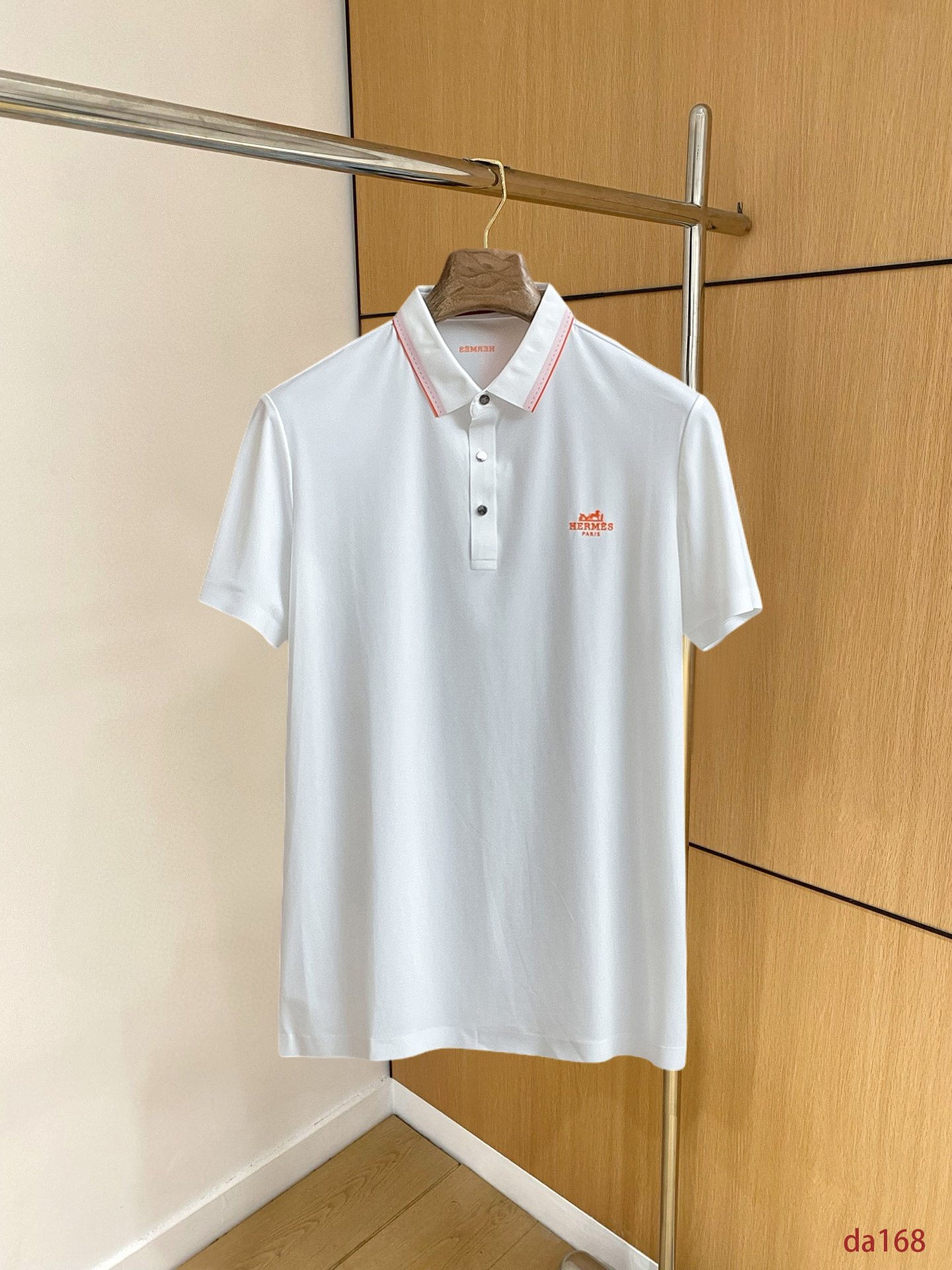 NO:439506,Hermes High-end Business White-collar workers are a must-have item for people in the unit!  Seizure-free pressed gel ice silk casual business short-sleeved Polo, technology fabric, ice silk traceless, very good body feel, smooth feel and great texture!  Good elasticity, no sense of restraint, the fabric has its own breathable mesh, moisture absorption and sweating, quick drying and keeping it dry, small lapel placket-breasted design, showing a straight posture, not soft pedal, simple style, can be used for business and leisure, highly recommended!  High-elastic ice silk, the touch is as smooth as jade silk, clean and neat, and elegant and gentlemanly. The high-end materials are the key to the fabric, the quality control must be used. The feel is extremely delicate and smooth, the fabric has a good gloss and upper body skeleton feel, so we can greet mature and quality men's clothing!  Sweat in summer and dry instantly, a brand new experience Business commuting and leisure M-4XL, hermes, T-shirt, alexander wang19860909爱马仕 高端商务 白领 单位人士必入单品！ 无痕压胶冰丝休闲商务短袖Polo,科技面料,冰丝无痕,体感非常棒,手感顺滑质感很棒！弹性好,无任何束缚感,面料自带透气网孔,吸湿排汗,速干保持干爽,小翻领门襟排扣设计,展露挺拔姿态,不软踏,简约款式,商务休闲都可驾驭,强烈推荐！高弹冰丝,触感堪比玉蚕丝一样丝滑,干净利落,儒雅绅士风度.高级材质,重点就是面料上,品控的必上,手感极其细腻光滑,面料光泽感和上身骨架感好,打招成熟品质男装！夏天出汗秒干,全新体验 商务通勤休闲 M-4XL,,hermes,T-shirt,alexander wang,Men's clothing