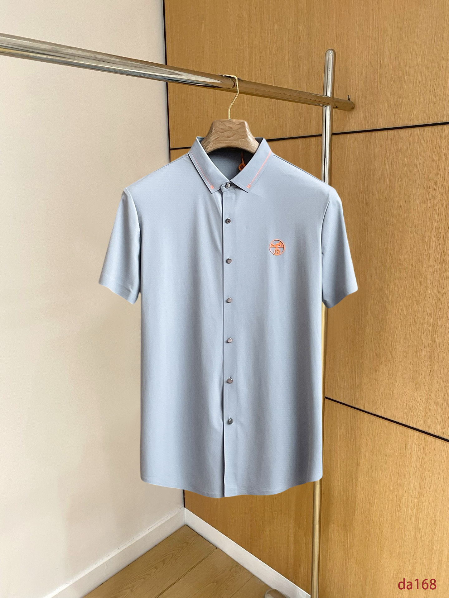 NO:439512,Hermes High-end Business White-collar workers are a must-have item for people in the unit!  Seal-free pressed glue ice silk casual business short-sleeved shirt, technological fabric, ice silk traceless, very good body feel, smooth feel and great texture!  Good elasticity, no sense of restraint, the fabric has its own breathable mesh, moisture absorption and sweating, quick drying and keeping it dry, small lapel placket-breasted design, showing a straight posture, not soft pedal, simple style, can be used for business and leisure, highly recommended!  High-elastic ice silk, the touch is as smooth as jade silk, clean and neat, and elegant and gentlemanly. The high-end materials are the key to the fabric, the quality control must be used. The feel is extremely delicate and smooth, the fabric has a good gloss and upper body skeleton feel, so we can greet mature and quality men's clothing!  Sweat in summer and dry in seconds, a brand new experience Business commuting and leisure M-4XL, hermes,shirts,T-shirt,alexander wang19860909爱马仕 高端商务 白领 单位人士必入单品！ 无痕压胶冰丝休闲商务短袖衬衫,科技面料,冰丝无痕,体感非常棒,手感顺滑质感很棒！弹性好,无任何束缚感,面料自带透气网孔,吸湿排汗,速干保持干爽,小翻领门襟排扣设计,展露挺拔姿态,不软踏,简约款式,商务休闲都可驾驭,强烈推荐！高弹冰丝,触感堪比玉蚕丝一样丝滑,干净利落,儒雅绅士风度.高级材质,重点就是面料上,品控的必上,手感极其细腻光滑,面料光泽感和上身骨架感好,打招成熟品质男装！夏天出汗秒干,全新体验 商务通勤休闲 M-4XL,,hermes,shirts,T-shirt,alexander wang,Men's clothing