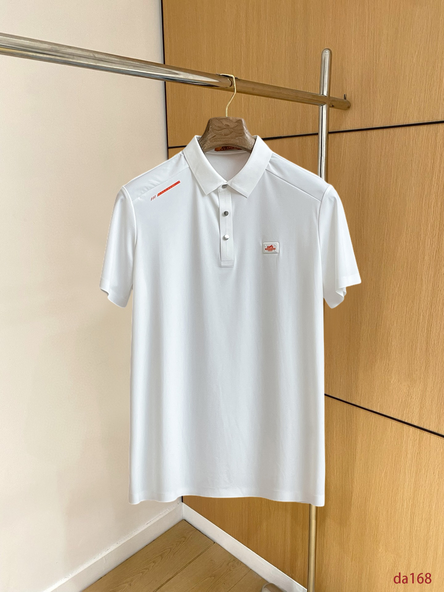 NO:439516,Hermes High-end Business White-collar workers are a must-have item for people in the unit!  Seizure-free pressed gel ice silk casual business short-sleeved Polo, technology fabric, ice silk traceless, very good body feel, smooth feel and great texture!  Good elasticity, no sense of restraint, the fabric has its own breathable mesh, moisture absorption and sweating, quick drying and keeping it dry, small lapel placket-breasted design, showing a straight posture, not soft pedal, simple style, can be used for business and leisure, highly recommended!  High-elastic ice silk, the touch is as smooth as jade silk, clean and neat, and elegant and gentlemanly. The high-end materials are the key to the fabric, the quality control must be used. The feel is extremely delicate and smooth, the fabric has a good gloss and upper body skeleton feel, so we can greet mature and quality men's clothing!  Sweat in summer and dry instantly, a brand new experience Business commuting and leisure M-4XL, hermes, T-shirt, alexander wang19860909爱马仕 高端商务 白领 单位人士必入单品！ 无痕压胶冰丝休闲商务短袖Polo,科技面料,冰丝无痕,体感非常棒,手感顺滑质感很棒！弹性好,无任何束缚感,面料自带透气网孔,吸湿排汗,速干保持干爽,小翻领门襟排扣设计,展露挺拔姿态,不软踏,简约款式,商务休闲都可驾驭,强烈推荐！高弹冰丝,触感堪比玉蚕丝一样丝滑,干净利落,儒雅绅士风度.高级材质,重点就是面料上,品控的必上,手感极其细腻光滑,面料光泽感和上身骨架感好,打招成熟品质男装！夏天出汗秒干,全新体验 商务通勤休闲 M-4XL,,hermes,T-shirt,alexander wang,Men's clothing