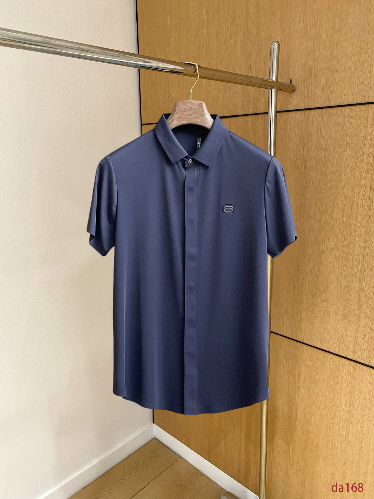 NO:439521,Jenia High-end Business White-collar workers are a must-have item for individuals in the unit!  Seal-free pressed glue ice silk casual business short-sleeved shirt, technological fabric, ice silk traceless, very good body feel, smooth feel and great texture!  Good elasticity, no sense of restraint, the fabric has its own breathable mesh, moisture absorption and sweating, quick drying and keeping it dry, small lapel placket-breasted design, showing a straight posture, not soft pedal, simple style, can be used for business and leisure, highly recommended!  High-elastic ice silk, the touch is as smooth as jade silk, clean and neat, and elegant and gentlemanly. The high-end materials are the key to the fabric, the quality control must be used. The feel is extremely delicate and smooth, the fabric has a good gloss and upper body skeleton feel, so we can greet mature and quality men's clothing!  Sweat in summer and dry in seconds, a brand new experience Business commuting and leisure M-4XL, zegna,shirts,T-shirt,alexander wang19860909杰尼亚 高端商务 白领 单位人士必入单品！ 无痕压胶冰丝休闲商务短袖衬衫,科技面料,冰丝无痕,体感非常棒,手感顺滑质感很棒！弹性好,无任何束缚感,面料自带透气网孔,吸湿排汗,速干保持干爽,小翻领门襟排扣设计,展露挺拔姿态,不软踏,简约款式,商务休闲都可驾驭,强烈推荐！高弹冰丝,触感堪比玉蚕丝一样丝滑,干净利落,儒雅绅士风度.高级材质,重点就是面料上,品控的必上,手感极其细腻光滑,面料光泽感和上身骨架感好,打招成熟品质男装！夏天出汗秒干,全新体验 商务通勤休闲 M-4XL,,zegna,shirts,T-shirt,alexander wang,Men's clothing