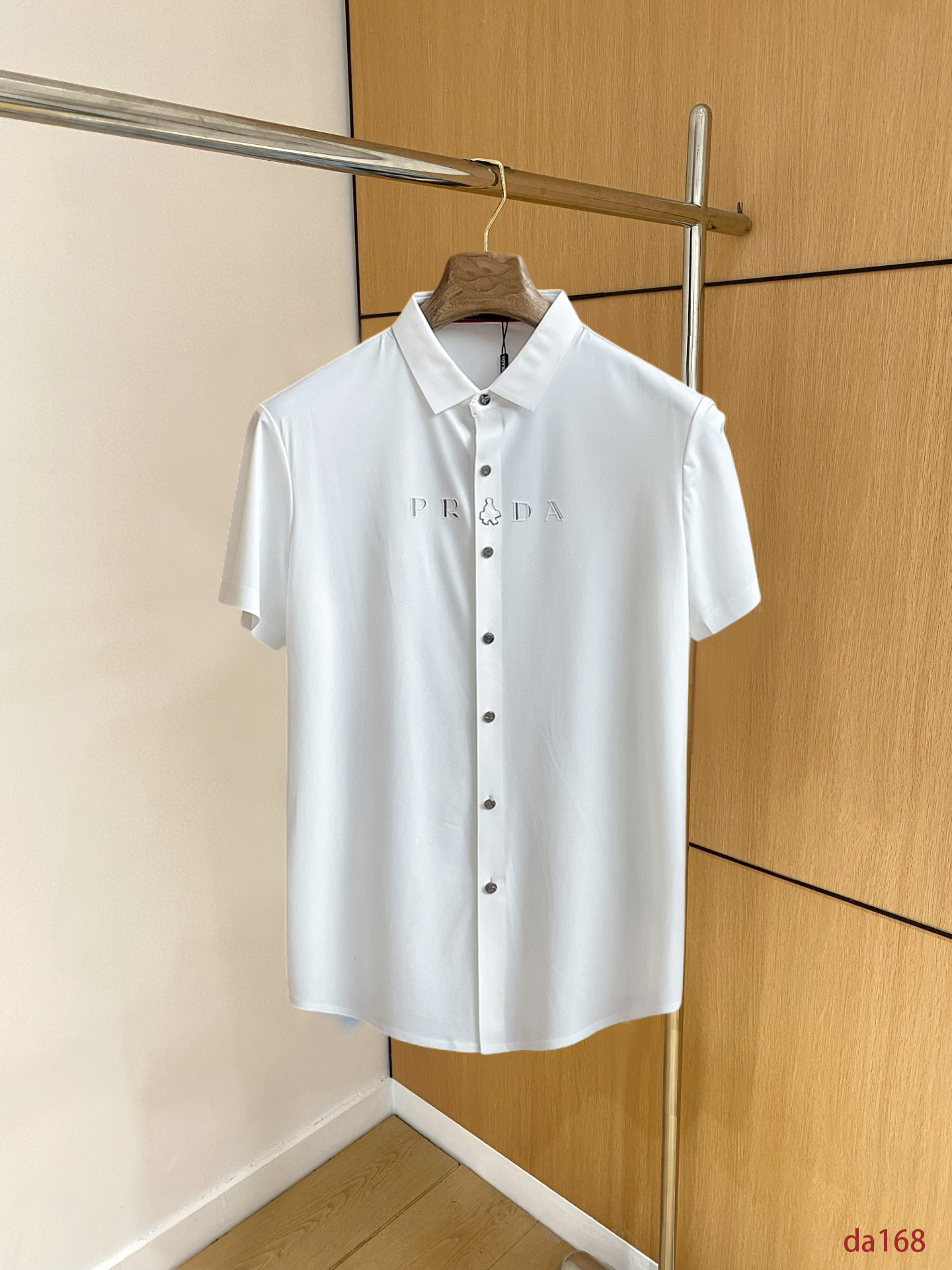NO:439446,Prada High-end Business White-collar workers are a must-have item for individuals in the unit!  Seal-free pressed glue ice silk casual business short-sleeved shirt, technological fabric, ice silk traceless, very good body feel, smooth feel and great texture!  Good elasticity, no sense of restraint, the fabric has its own breathable mesh, moisture absorption and sweating, quick drying and keeping it dry, small lapel placket-breasted design, showing a straight posture, not soft pedal, simple style, can be used for business and leisure, highly recommended!  High-elastic ice silk, the touch is as smooth as jade silk, clean and neat, and elegant and gentlemanly. The high-end materials are the key to the fabric, the quality control must be used. The feel is extremely delicate and smooth, the fabric has a good gloss and upper body skeleton feel, so we can greet mature and quality men's clothing!  Sweat in summer and dry in seconds, a brand new experience Business commuting and leisure M-4XL, prada,shirts,T-shirt,alexander wang19860909普拉达 高端商务 白领 单位人士必入单品！ 无痕压胶冰丝休闲商务短袖衬衫,科技面料,冰丝无痕,体感非常棒,手感顺滑质感很棒！弹性好,无任何束缚感,面料自带透气网孔,吸湿排汗,速干保持干爽,小翻领门襟排扣设计,展露挺拔姿态,不软踏,简约款式,商务休闲都可驾驭,强烈推荐！高弹冰丝,触感堪比玉蚕丝一样丝滑,干净利落,儒雅绅士风度.高级材质,重点就是面料上,品控的必上,手感极其细腻光滑,面料光泽感和上身骨架感好,打招成熟品质男装！夏天出汗秒干,全新体验 商务通勤休闲 M-4XL,,prada,shirts,T-shirt,alexander wang,Men's clothing