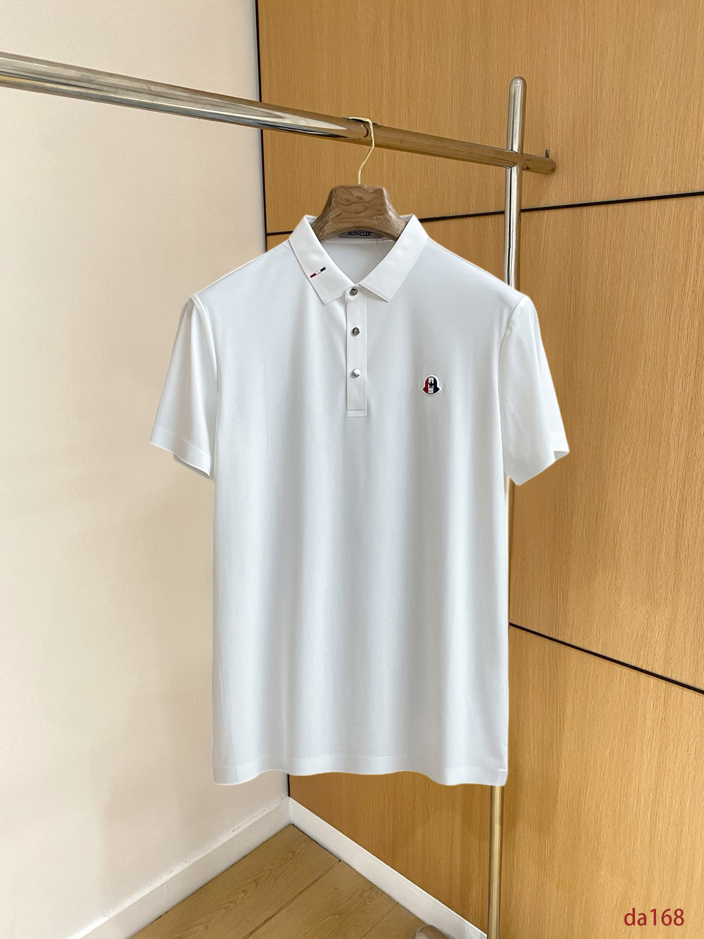 NO:439460,Mask, high-end business, white-collar workers, must-have items for individuals in the unit!  Seizure-free pressed gel ice silk casual business short-sleeved Polo, technology fabric, ice silk traceless, very good body feel, smooth feel and great texture!  Good elasticity, no sense of restraint, the fabric has its own breathable mesh, moisture absorption and sweating, quick drying and keeping it dry, small lapel placket-breasted design, showing a straight posture, not soft pedal, simple style, can be used for business and leisure, highly recommended!  High-elastic ice silk, the touch is as smooth as jade silk, clean and neat, and elegant and gentlemanly. The high-end materials are the key to the fabric, the quality control must be used. The feel is extremely delicate and smooth, the fabric has a good gloss and upper body skeleton feel, so we can greet mature and quality men's clothing!  Sweat in summer and dry instantly, a brand new experience Business commuting and leisure M-4XL, Moncler, T-shirt, alexander wang19860909蒙口 高端商务 白领 单位人士必入单品！ 无痕压胶冰丝休闲商务短袖Polo,科技面料,冰丝无痕,体感非常棒,手感顺滑质感很棒！弹性好,无任何束缚感,面料自带透气网孔,吸湿排汗,速干保持干爽,小翻领门襟排扣设计,展露挺拔姿态,不软踏,简约款式,商务休闲都可驾驭,强烈推荐！高弹冰丝,触感堪比玉蚕丝一样丝滑,干净利落,儒雅绅士风度.高级材质,重点就是面料上,品控的必上,手感极其细腻光滑,面料光泽感和上身骨架感好,打招成熟品质男装！夏天出汗秒干,全新体验 商务通勤休闲 M-4XL,,Moncler,T-shirt,alexander wang,Men's clothing