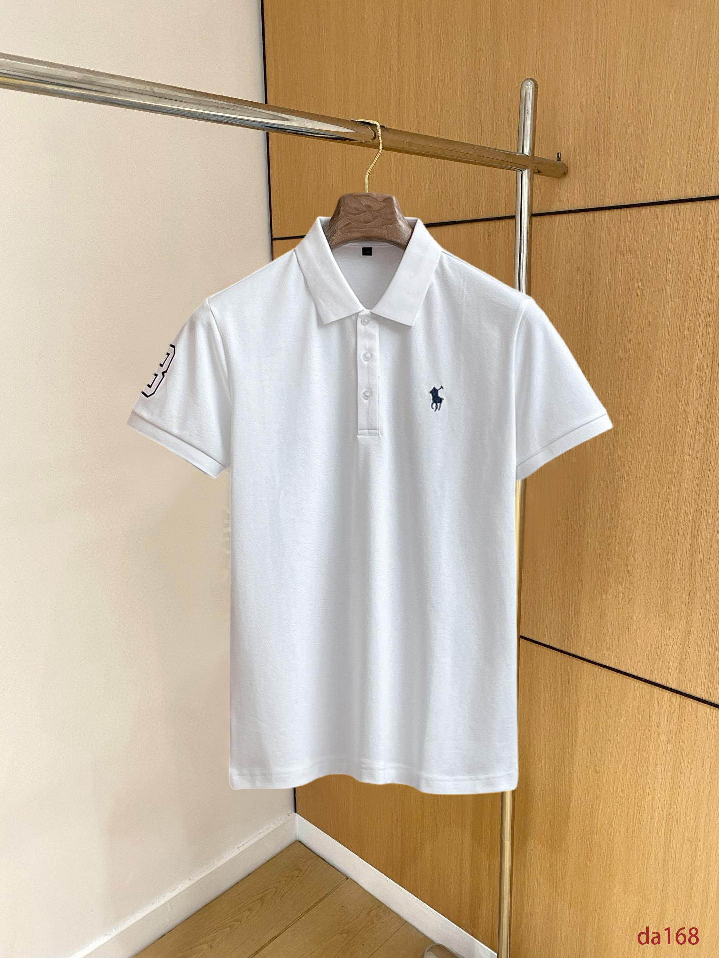 NO:439500,Paul High-end Business White-collar workers are a must-have item for individuals in the unit!  Seizure-free pressed gel ice silk casual business short-sleeved Polo, technology fabric, ice silk traceless, very good body feel, smooth feel and great texture!  Good elasticity, no sense of restraint, the fabric has its own breathable mesh, moisture absorption and sweating, quick drying and keeping it dry, small lapel placket-breasted design, showing a straight posture, not soft pedal, simple style, can be used for business and leisure, highly recommended!  High-elastic ice silk, the touch is as smooth as jade silk, clean and neat, and elegant and gentlemanly. The high-end materials are the key to the fabric, the quality control must be used. The feel is extremely delicate and smooth, the fabric has a good gloss and upper body skeleton feel, so we can greet mature and quality men's clothing!  Sweat in summer and dry instantly, a brand new experience Business commuting and leisure M-4XL, T-shirt, alexander wang19860909保罗 高端商务 白领 单位人士必入单品！ 无痕压胶冰丝休闲商务短袖Polo,科技面料,冰丝无痕,体感非常棒,手感顺滑质感很棒！弹性好,无任何束缚感,面料自带透气网孔,吸湿排汗,速干保持干爽,小翻领门襟排扣设计,展露挺拔姿态,不软踏,简约款式,商务休闲都可驾驭,强烈推荐！高弹冰丝,触感堪比玉蚕丝一样丝滑,干净利落,儒雅绅士风度.高级材质,重点就是面料上,品控的必上,手感极其细腻光滑,面料光泽感和上身骨架感好,打招成熟品质男装！夏天出汗秒干,全新体验 商务通勤休闲 M-4XL,,T-shirt,alexander wang,Men's clothing