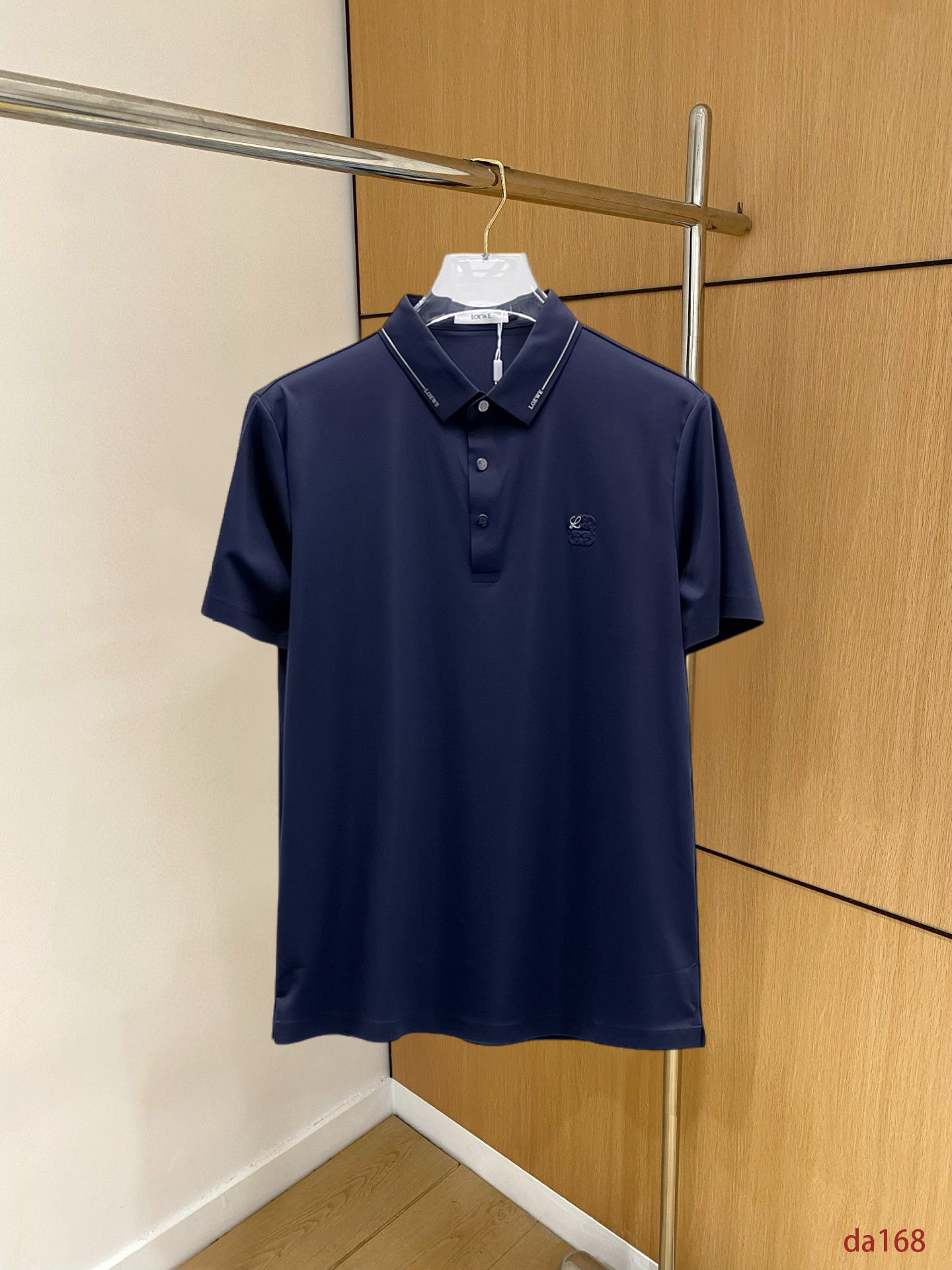 NO:439505,Luo Yiwei, high-end business, white-collar workers, must-have items for individuals in the unit!  Seizure-free pressed gel ice silk casual business short-sleeved Polo, technology fabric, ice silk traceless, very good body feel, smooth feel and great texture!  Good elasticity, no sense of restraint, the fabric has its own breathable mesh, moisture absorption and sweating, quick drying and keeping it dry, small lapel placket-breasted design, showing a straight posture, not soft pedal, simple style, can be used for business and leisure, highly recommended!  High-elastic ice silk, the touch is as smooth as jade silk, clean and neat, and elegant and gentlemanly. The high-end materials are the key to the fabric, the quality control must be used. The feel is extremely delicate and smooth, the fabric has a good gloss and upper body skeleton feel, so we can greet mature and quality men's clothing!  Sweat in summer and dry instantly, a brand new experience Business commuting and leisure M-4XL, loewe, T-shirt, alexander wang19860909罗意威 高端商务 白领 单位人士必入单品！ 无痕压胶冰丝休闲商务短袖Polo,科技面料,冰丝无痕,体感非常棒,手感顺滑质感很棒！弹性好,无任何束缚感,面料自带透气网孔,吸湿排汗,速干保持干爽,小翻领门襟排扣设计,展露挺拔姿态,不软踏,简约款式,商务休闲都可驾驭,强烈推荐！高弹冰丝,触感堪比玉蚕丝一样丝滑,干净利落,儒雅绅士风度.高级材质,重点就是面料上,品控的必上,手感极其细腻光滑,面料光泽感和上身骨架感好,打招成熟品质男装！夏天出汗秒干,全新体验 商务通勤休闲 M-4XL,,loewe,T-shirt,alexander wang,Men's clothing