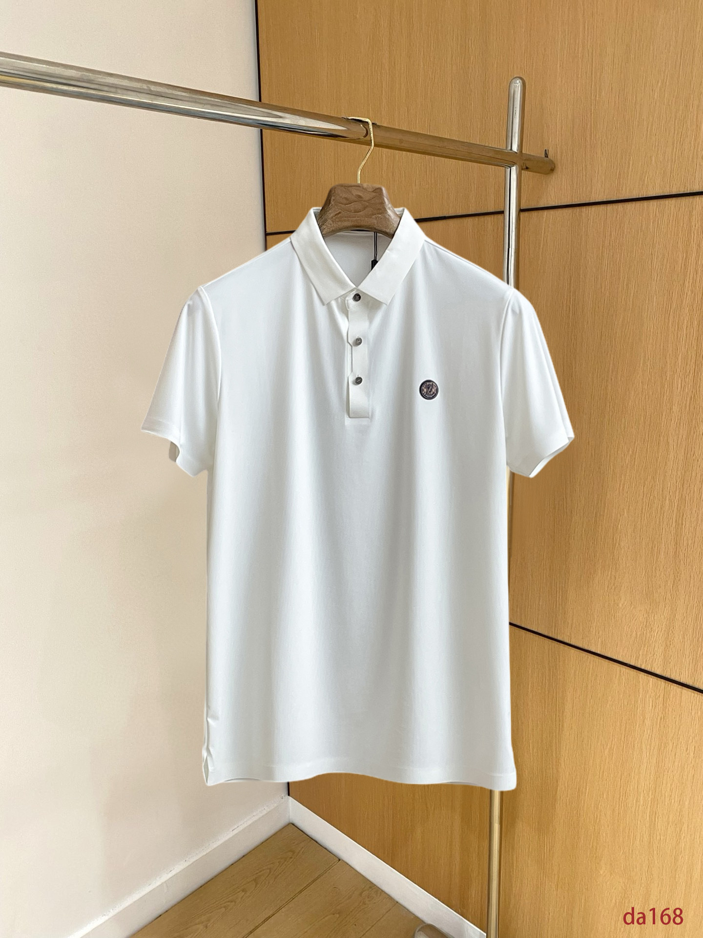 NO:439511,LV High-end Business White-collar workers are a must-have item for individuals in the unit!  Seizure-free pressed gel ice silk casual business short-sleeved Polo, technology fabric, ice silk traceless, very good body feel, smooth feel and great texture!  Good elasticity, no sense of restraint, the fabric has its own breathable mesh, moisture absorption and sweating, quick drying and keeping it dry, small lapel placket-breasted design, showing a straight posture, not soft pedal, simple style, can be used for business and leisure, highly recommended!  High-elastic ice silk, the touch is as smooth as jade silk, clean and neat, and elegant and gentlemanly. The high-end materials are the key to the fabric, the quality control must be used. The feel is extremely delicate and smooth, the fabric has a good gloss and upper body skeleton feel, so we can greet mature and quality men's clothing!  Sweat in summer and dry in seconds, a brand new experience Business commuting and leisure M-4XL, louis vuitton, T-shirt, alexander wang19860909LV 高端商务 白领 单位人士必入单品！ 无痕压胶冰丝休闲商务短袖Polo,科技面料,冰丝无痕,体感非常棒,手感顺滑质感很棒！弹性好,无任何束缚感,面料自带透气网孔,吸湿排汗,速干保持干爽,小翻领门襟排扣设计,展露挺拔姿态,不软踏,简约款式,商务休闲都可驾驭,强烈推荐！高弹冰丝,触感堪比玉蚕丝一样丝滑,干净利落,儒雅绅士风度.高级材质,重点就是面料上,品控的必上,手感极其细腻光滑,面料光泽感和上身骨架感好,打招成熟品质男装！夏天出汗秒干,全新体验 商务通勤休闲 M-4XL,,louis vuitton,T-shirt,alexander wang,Men's clothing