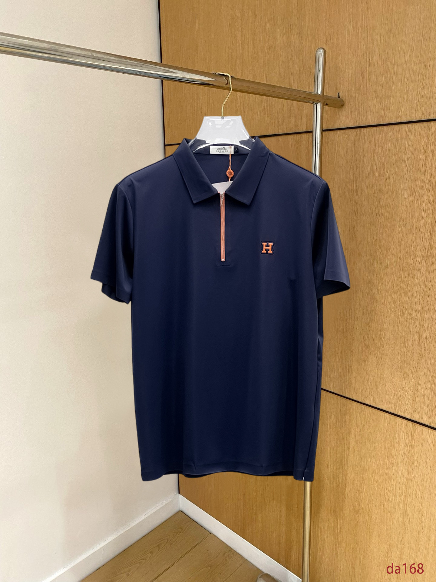 NO:439451,Hermes High-end Business White-collar workers are a must-have item for people in the unit!  Seizure-free pressed gel ice silk casual business short-sleeved Polo, technology fabric, ice silk traceless, very good body feel, smooth feel and great texture!  Good elasticity, no sense of restraint, the fabric has its own breathable mesh, moisture absorption and sweating, quick drying and keeping it dry, small lapel placket-breasted design, showing a straight posture, not soft pedal, simple style, can be used for business and leisure, highly recommended!  High-elastic ice silk, the touch is as smooth as jade silk, clean and neat, and elegant and gentlemanly. The high-end materials are the key to the fabric, the quality control must be used. The feel is extremely delicate and smooth, the fabric has a good gloss and upper body skeleton feel, so we can greet mature and quality men's clothing!  Sweat in summer and dry instantly, a brand new experience Business commuting and leisure M-4XL, hermes, T-shirt, alexander wang19860909爱马仕 高端商务 白领 单位人士必入单品！ 无痕压胶冰丝休闲商务短袖Polo,科技面料,冰丝无痕,体感非常棒,手感顺滑质感很棒！弹性好,无任何束缚感,面料自带透气网孔,吸湿排汗,速干保持干爽,小翻领门襟排扣设计,展露挺拔姿态,不软踏,简约款式,商务休闲都可驾驭,强烈推荐！高弹冰丝,触感堪比玉蚕丝一样丝滑,干净利落,儒雅绅士风度.高级材质,重点就是面料上,品控的必上,手感极其细腻光滑,面料光泽感和上身骨架感好,打招成熟品质男装！夏天出汗秒干,全新体验 商务通勤休闲 M-4XL,,hermes,T-shirt,alexander wang,Men's clothing