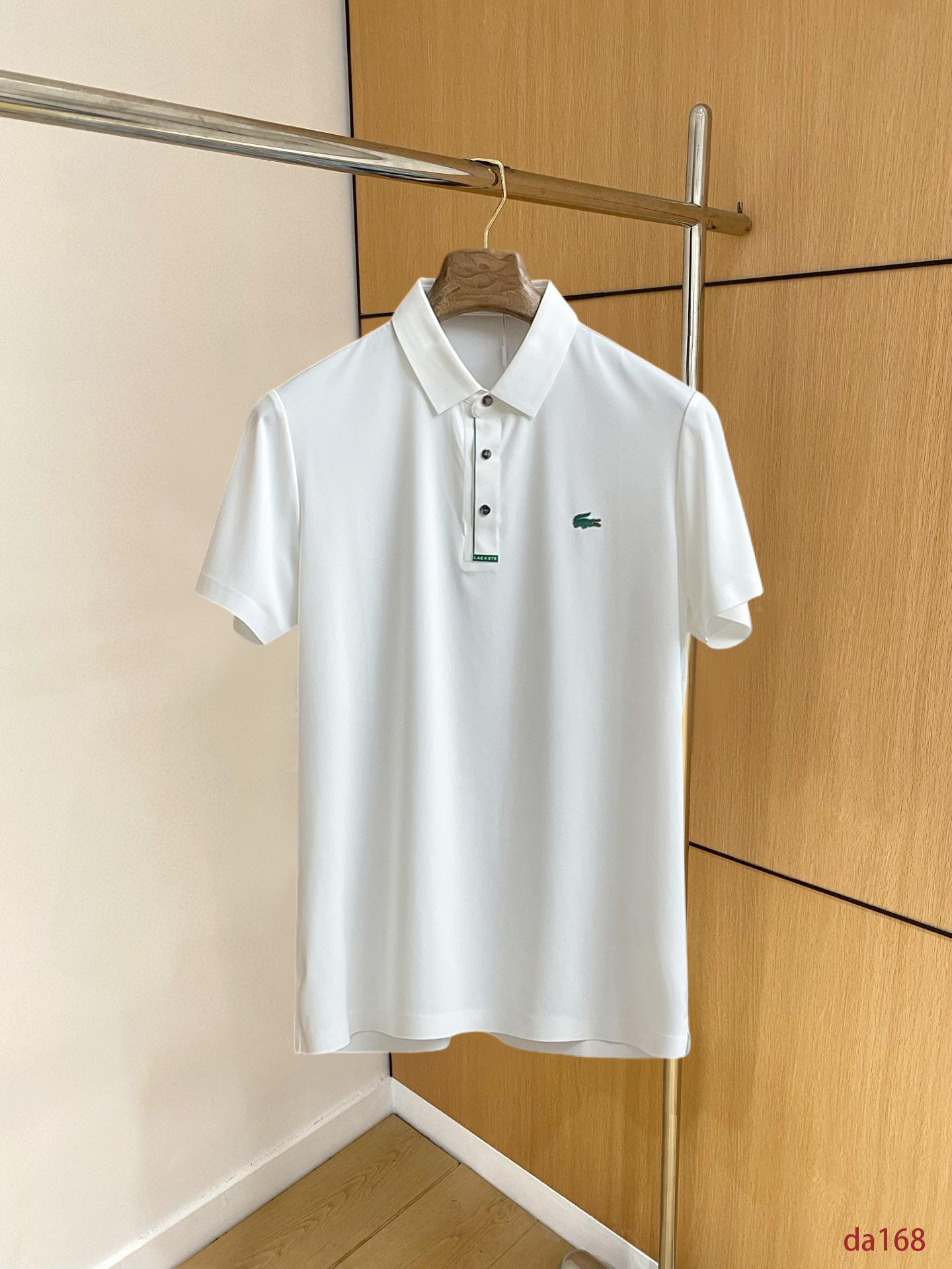 NO:439399,Crocodile, high-end business, white-collar workers, must-have items for individuals in the unit!  Seizure-free pressed gel ice silk casual business short-sleeved Polo, technology fabric, ice silk traceless, very good body feel, smooth feel and great texture!  Good elasticity, no sense of restraint, the fabric has its own breathable mesh, moisture absorption and sweating, quick drying and keeping it dry, small lapel placket-breasted design, showing a straight posture, not soft pedal, simple style, can be used for business and leisure, highly recommended!  High-elastic ice silk, the touch is as smooth as jade silk, clean and neat, and elegant and gentlemanly. The high-end materials are the key to the fabric, the quality control must be used. The feel is extremely delicate and smooth, the fabric has a good gloss and upper body skeleton feel, so we can greet mature and quality men's clothing!  Sweat in summer and dry instantly, a brand new experience Business commuting and leisure M-4XL, T-shirt, alexander wang19860909鳄鱼 高端商务 白领 单位人士必入单品！ 无痕压胶冰丝休闲商务短袖Polo,科技面料,冰丝无痕,体感非常棒,手感顺滑质感很棒！弹性好,无任何束缚感,面料自带透气网孔,吸湿排汗,速干保持干爽,小翻领门襟排扣设计,展露挺拔姿态,不软踏,简约款式,商务休闲都可驾驭,强烈推荐！高弹冰丝,触感堪比玉蚕丝一样丝滑,干净利落,儒雅绅士风度.高级材质,重点就是面料上,品控的必上,手感极其细腻光滑,面料光泽感和上身骨架感好,打招成熟品质男装！夏天出汗秒干,全新体验 商务通勤休闲 M-4XL,,T-shirt,alexander wang,Men's clothing