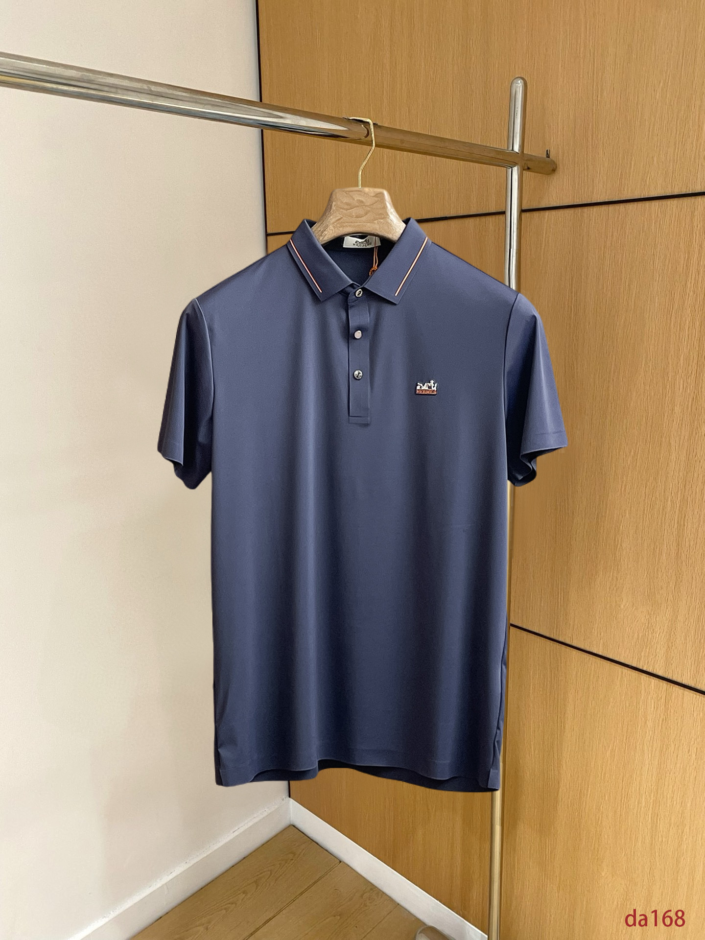 NO:439406,Hermes High-end Business White-collar workers are a must-have item for people in the unit!  Seizure-free pressed gel ice silk casual business short-sleeved Polo, technology fabric, ice silk traceless, very good body feel, smooth feel and great texture!  Good elasticity, no sense of restraint, the fabric has its own breathable mesh, moisture absorption and sweating, quick drying and keeping it dry, small lapel placket-breasted design, showing a straight posture, not soft pedal, simple style, can be used for business and leisure, highly recommended!  High-elastic ice silk, the touch is as smooth as jade silk, clean and neat, and elegant and gentlemanly. The high-end materials are the key to the fabric, the quality control must be used. The feel is extremely delicate and smooth, the fabric has a good gloss and upper body skeleton feel, so we can greet mature and quality men's clothing!  Sweat in summer and dry instantly, a brand new experience Business commuting and leisure M-4XL, hermes, T-shirt, alexander wang19860909爱马仕 高端商务 白领 单位人士必入单品！ 无痕压胶冰丝休闲商务短袖Polo,科技面料,冰丝无痕,体感非常棒,手感顺滑质感很棒！弹性好,无任何束缚感,面料自带透气网孔,吸湿排汗,速干保持干爽,小翻领门襟排扣设计,展露挺拔姿态,不软踏,简约款式,商务休闲都可驾驭,强烈推荐！高弹冰丝,触感堪比玉蚕丝一样丝滑,干净利落,儒雅绅士风度.高级材质,重点就是面料上,品控的必上,手感极其细腻光滑,面料光泽感和上身骨架感好,打招成熟品质男装！夏天出汗秒干,全新体验 商务通勤休闲 M-4XL,,hermes,T-shirt,alexander wang,Men's clothing