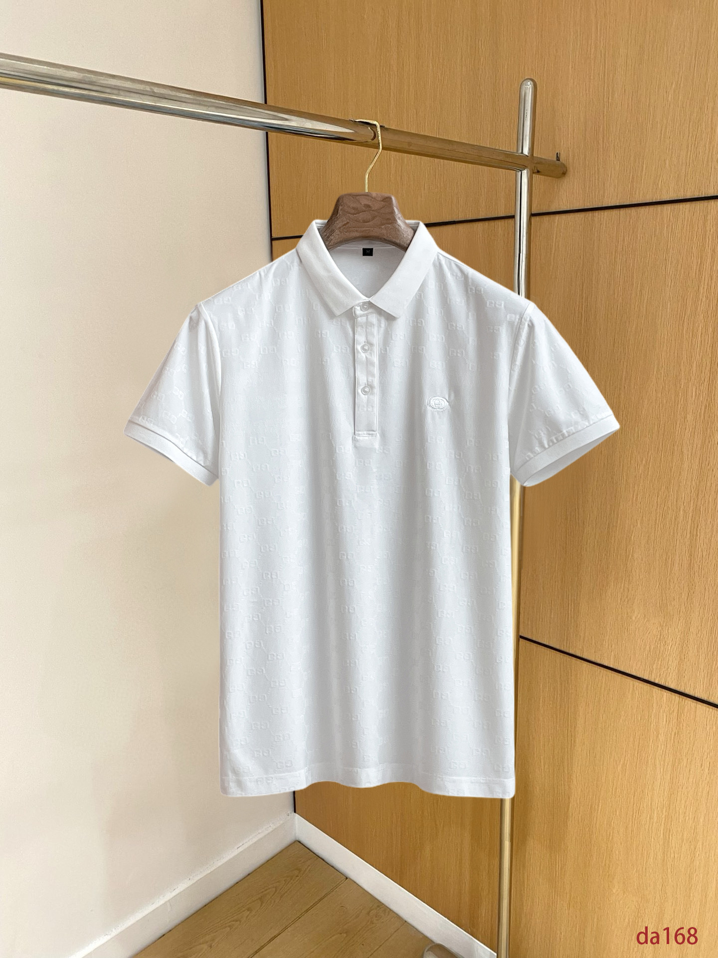 NO:439442,Guqi, high-end business, white-collar workers, must-have items for individuals in the unit!  Seizure-free pressed gel ice silk casual business short-sleeved Polo, technology fabric, ice silk traceless, very good body feel, smooth feel and great texture!  Good elasticity, no sense of restraint, the fabric has its own breathable mesh, moisture absorption and sweating, quick drying and keeping it dry, small lapel placket-breasted design, showing a straight posture, not soft pedal, simple style, can be used for business and leisure, highly recommended!  High-elastic ice silk, the touch is as smooth as jade silk, clean and neat, and elegant and gentlemanly. The high-end materials are the key to the fabric, the quality control must be used. The feel is extremely delicate and smooth, the fabric has a good gloss and upper body skeleton feel, so we can greet mature and quality men's clothing!  Sweat in summer and dry instantly, a brand new experience Business commuting and leisure M-4XL, T-shirt, alexander wang19860909古奇 高端商务 白领 单位人士必入单品！ 无痕压胶冰丝休闲商务短袖Polo,科技面料,冰丝无痕,体感非常棒,手感顺滑质感很棒！弹性好,无任何束缚感,面料自带透气网孔,吸湿排汗,速干保持干爽,小翻领门襟排扣设计,展露挺拔姿态,不软踏,简约款式,商务休闲都可驾驭,强烈推荐！高弹冰丝,触感堪比玉蚕丝一样丝滑,干净利落,儒雅绅士风度.高级材质,重点就是面料上,品控的必上,手感极其细腻光滑,面料光泽感和上身骨架感好,打招成熟品质男装！夏天出汗秒干,全新体验 商务通勤休闲 M-4XL,,T-shirt,alexander wang,Men's clothing