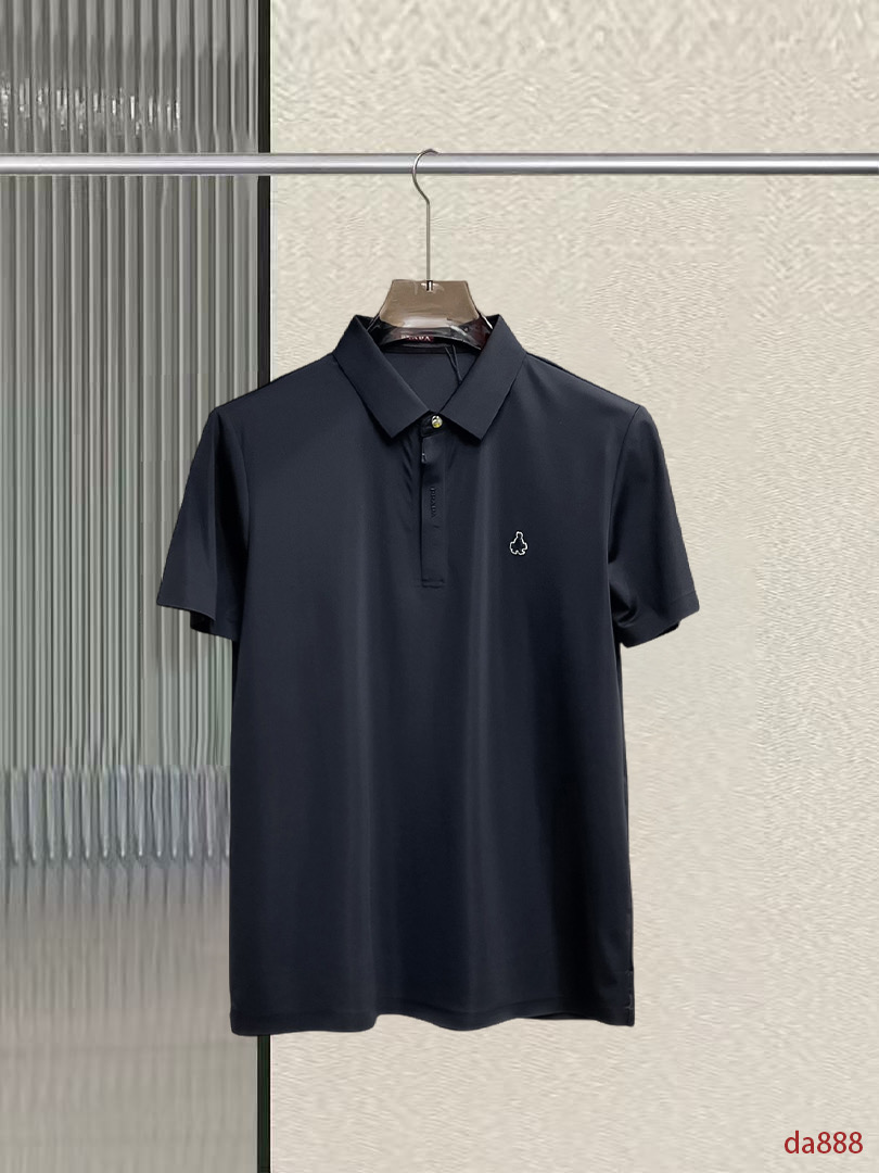 NO:416801,Prada High-end Business White-collar workers are a must-have item for individuals in the unit!  Seizure-free pressed gel ice silk casual business short-sleeved Polo, technology fabric, ice silk traceless, very good body feel, smooth feel and great texture!  Good elasticity, no sense of restraint, the fabric has its own breathable mesh, moisture absorption and sweating, quick drying and keeping it dry, small lapel placket-breasted design, showing a straight posture, not soft pedal, simple style, can be used for business and leisure, highly recommended!  High-elastic ice silk, the touch is as smooth as jade silk, clean and neat, and elegant and gentlemanly. The high-end materials are the key to the fabric, the quality control must be used. The feel is extremely delicate and smooth, the fabric has a good gloss and upper body skeleton feel, so we can greet mature and quality men's clothing!  Sweat in summer and dry in seconds, a brand new experience Business commuting and leisure M-4XL, prada, T-shirt, alexander wang19860909普拉达 高端商务 白领 单位人士必入单品！ 无痕压胶冰丝休闲商务短袖Polo,科技面料,冰丝无痕,体感非常棒,手感顺滑质感很棒！弹性好,无任何束缚感,面料自带透气网孔,吸湿排汗,速干保持干爽,小翻领门襟排扣设计,展露挺拔姿态,不软踏,简约款式,商务休闲都可驾驭,强烈推荐！高弹冰丝,触感堪比玉蚕丝一样丝滑,干净利落,儒雅绅士风度.高级材质,重点就是面料上,品控的必上,手感极其细腻光滑,面料光泽感和上身骨架感好,打招成熟品质男装！夏天出汗秒干,全新体验 商务通勤休闲 M-4XL,,prada,T-shirt,alexander wang,Men's clothing