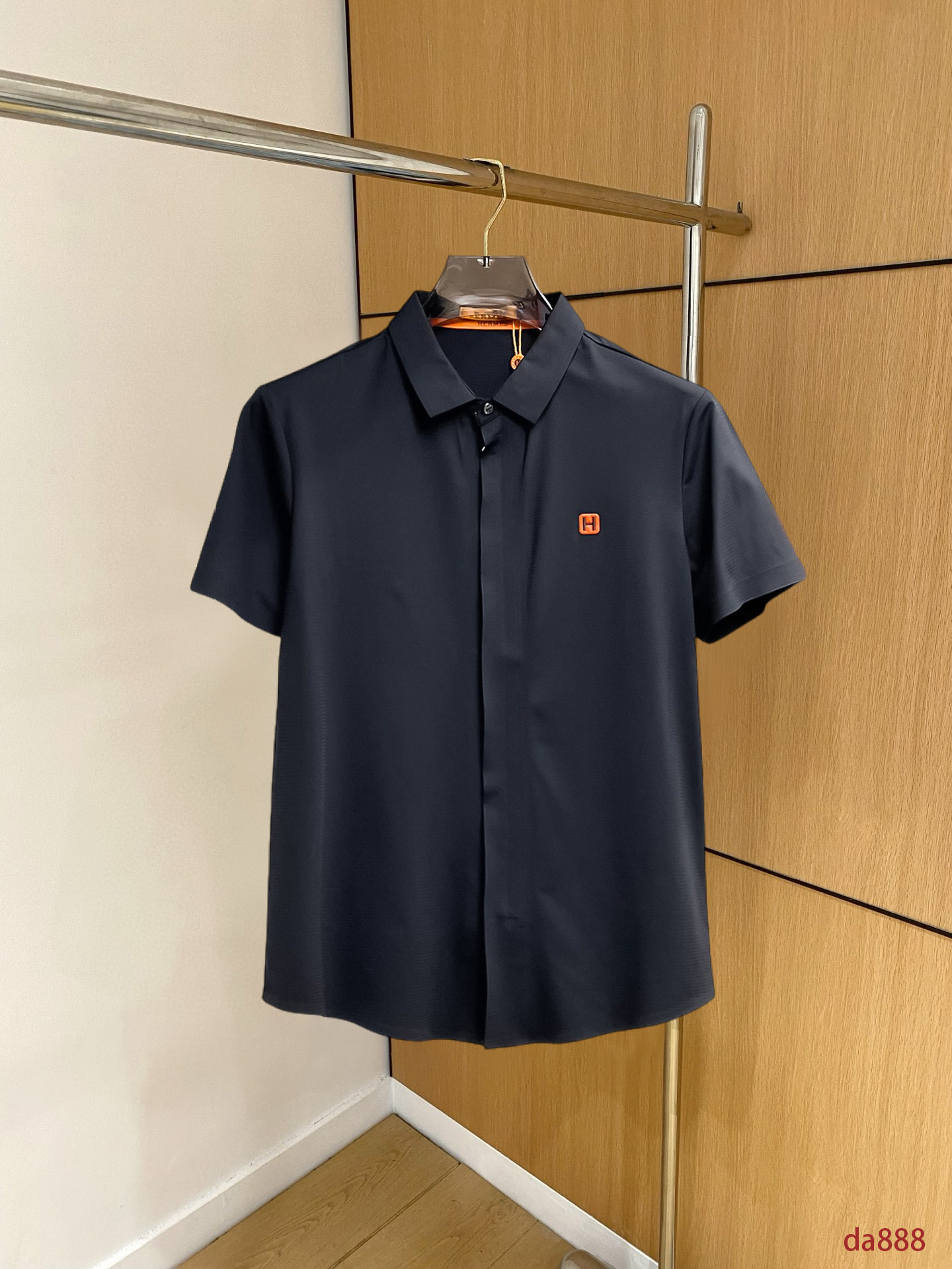 NO:439412,Hermes High-end Business White-collar workers are a must-have item for people in the unit!  Seal-free pressed glue ice silk casual business short-sleeved shirt, technological fabric, ice silk traceless, very good body feel, smooth feel and great texture!  Good elasticity, no sense of restraint, the fabric has its own breathable mesh, moisture absorption and sweating, quick drying and keeping it dry, small lapel placket-breasted design, showing a straight posture, not soft pedal, simple style, can be used for business and leisure, highly recommended!  High-elastic ice silk, the touch is as smooth as jade silk, clean and neat, and elegant and gentlemanly. The high-end materials are the key to the fabric, the quality control must be used. The feel is extremely delicate and smooth, the fabric has a good gloss and upper body skeleton feel, so we can greet mature and quality men's clothing!  Sweat in summer and dry in seconds, a brand new experience Business commuting and leisure M-4XL, hermes,shirts,T-shirt,alexander wang19860909爱马仕 高端商务 白领 单位人士必入单品！ 无痕压胶冰丝休闲商务短袖衬衫,科技面料,冰丝无痕,体感非常棒,手感顺滑质感很棒！弹性好,无任何束缚感,面料自带透气网孔,吸湿排汗,速干保持干爽,小翻领门襟排扣设计,展露挺拔姿态,不软踏,简约款式,商务休闲都可驾驭,强烈推荐！高弹冰丝,触感堪比玉蚕丝一样丝滑,干净利落,儒雅绅士风度.高级材质,重点就是面料上,品控的必上,手感极其细腻光滑,面料光泽感和上身骨架感好,打招成熟品质男装！夏天出汗秒干,全新体验 商务通勤休闲 M-4XL,,hermes,shirts,T-shirt,alexander wang,Men's clothing