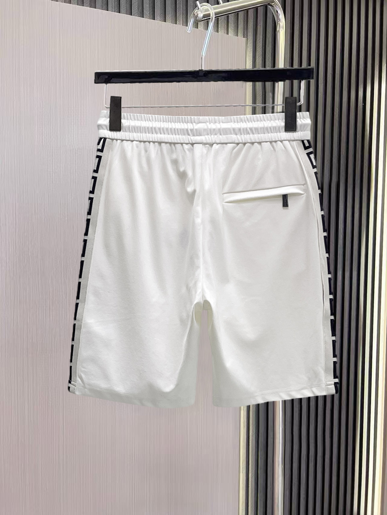 Alternative view of Shorts 04864