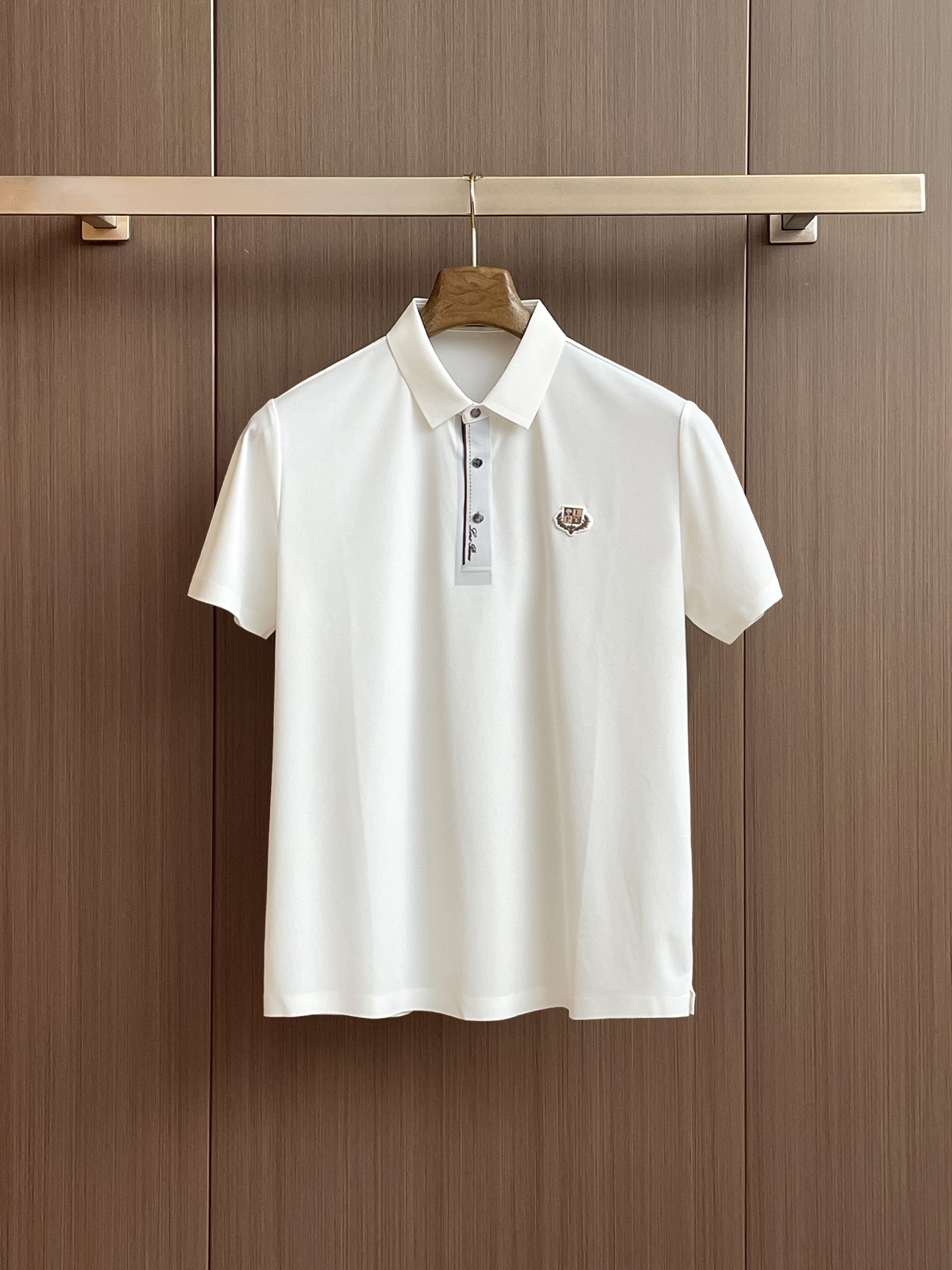 NO:429918,LP High-end Business White-collar workers are a must-have item for individuals in the unit!  Seizure-free pressed gel ice silk casual business short-sleeved Polo, technology fabric, ice silk traceless, very good body feel, smooth feel and great texture!  Good elasticity, no sense of restraint, the fabric has its own breathable mesh, moisture absorption and sweating, quick drying and keeping it dry, small lapel placket-breasted design, showing a straight posture, not soft pedal, simple style, can be used for business and leisure, highly recommended!  High-elastic ice silk, the touch is as smooth as jade silk, clean and neat, and elegant and gentlemanly. The high-end materials are the key to the fabric, the quality control must be used. The feel is extremely delicate and smooth, the fabric has a good gloss and upper body skeleton feel, so we can greet mature and quality men's clothing!  Sweat in summer and dry in seconds, a brand new experience Business commuting and leisure M-4XL, loro piano, T-shirt, alexander wang19860909LP 高端商务 白领 单位人士必入单品！ 无痕压胶冰丝休闲商务短袖Polo,科技面料,冰丝无痕,体感非常棒,手感顺滑质感很棒！弹性好,无任何束缚感,面料自带透气网孔,吸湿排汗,速干保持干爽,小翻领门襟排扣设计,展露挺拔姿态,不软踏,简约款式,商务休闲都可驾驭,强烈推荐！高弹冰丝,触感堪比玉蚕丝一样丝滑,干净利落,儒雅绅士风度.高级材质,重点就是面料上,品控的必上,手感极其细腻光滑,面料光泽感和上身骨架感好,打招成熟品质男装！夏天出汗秒干,全新体验 商务通勤休闲 M-4XL,,loro piana,T-shirt,alexander wang,Men's clothing