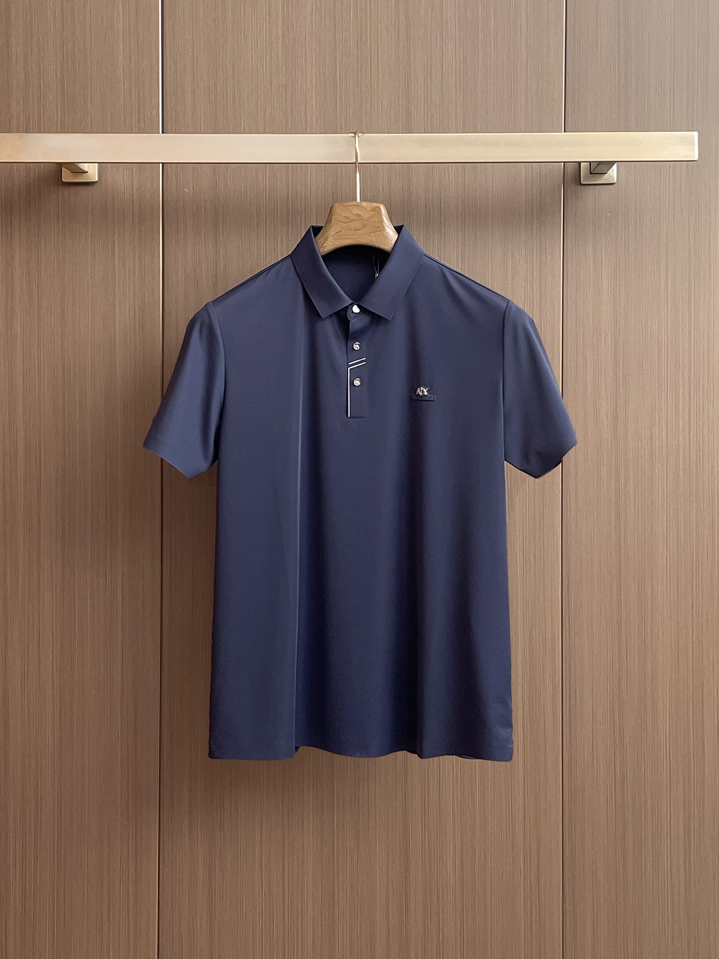 NO:429922,Armani High-end Business White-collar workers are a must-have item for individuals in the unit!  Seizure-free pressed gel ice silk casual business short-sleeved Polo, technology fabric, ice silk traceless, very good body feel, smooth feel and great texture!  Good elasticity, no sense of restraint, the fabric has its own breathable mesh, moisture absorption and sweating, quick drying and keeping it dry, small lapel placket-breasted design, showing a straight posture, not soft pedal, simple style, can be used for business and leisure, highly recommended!  High-elastic ice silk, the touch is as smooth as jade silk, clean and neat, and elegant and gentlemanly. The high-end materials are the key to the fabric, the quality control must be used. The feel is extremely delicate and smooth, the fabric has a good gloss and upper body skeleton feel, so we can greet mature and quality men's clothing!  Sweat in summer and dry instantly, a brand new experience Business commuting and leisure M-4XL, Armani, T-shirt, alexander wang19860909阿玛尼 高端商务 白领 单位人士必入单品！ 无痕压胶冰丝休闲商务短袖Polo,科技面料,冰丝无痕,体感非常棒,手感顺滑质感很棒！弹性好,无任何束缚感,面料自带透气网孔,吸湿排汗,速干保持干爽,小翻领门襟排扣设计,展露挺拔姿态,不软踏,简约款式,商务休闲都可驾驭,强烈推荐！高弹冰丝,触感堪比玉蚕丝一样丝滑,干净利落,儒雅绅士风度.高级材质,重点就是面料上,品控的必上,手感极其细腻光滑,面料光泽感和上身骨架感好,打招成熟品质男装！夏天出汗秒干,全新体验 商务通勤休闲 M-4XL,,armani,T-shirt,alexander wang,Men's clothing