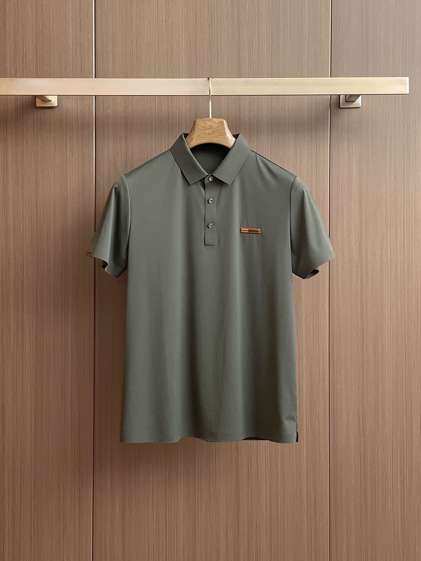 NO:429926,Jenia High-end Business White-collar workers are a must-have item for individuals in the unit!  Seizure-free pressed gel ice silk casual business short-sleeved Polo, technology fabric, ice silk traceless, very good body feel, smooth feel and great texture!  Good elasticity, no sense of restraint, the fabric has its own breathable mesh, moisture absorption and sweating, quick drying and keeping it dry, small lapel placket-breasted design, showing a straight posture, not soft pedal, simple style, can be used for business and leisure, highly recommended!  High-elastic ice silk, the touch is as smooth as jade silk, clean and neat, and elegant and gentlemanly. The high-end materials are the key to the fabric, the quality control must be used. The feel is extremely delicate and smooth, the fabric has a good gloss and upper body skeleton feel, so we can greet mature and quality men's clothing!  Sweat in summer and dry in seconds, a brand new experience Business commuting and leisure M-4XL, zegna, T-shirt, alexander wang19860909杰尼亚 高端商务 白领 单位人士必入单品！ 无痕压胶冰丝休闲商务短袖Polo,科技面料,冰丝无痕,体感非常棒,手感顺滑质感很棒！弹性好,无任何束缚感,面料自带透气网孔,吸湿排汗,速干保持干爽,小翻领门襟排扣设计,展露挺拔姿态,不软踏,简约款式,商务休闲都可驾驭,强烈推荐！高弹冰丝,触感堪比玉蚕丝一样丝滑,干净利落,儒雅绅士风度.高级材质,重点就是面料上,品控的必上,手感极其细腻光滑,面料光泽感和上身骨架感好,打招成熟品质男装！夏天出汗秒干,全新体验 商务通勤休闲 M-4XL,,zegna,T-shirt,alexander wang,Men's clothing