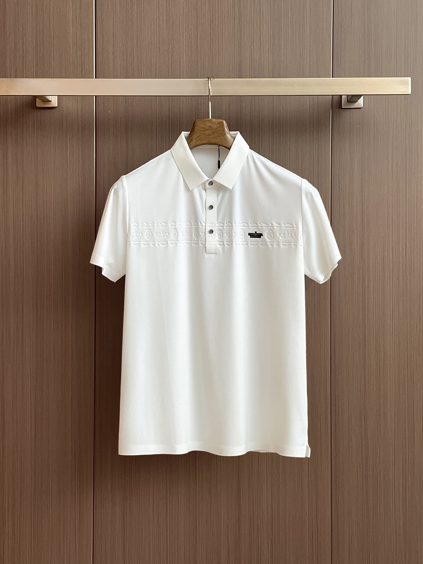 NO:429930,Prada High-end Business White-collar workers are a must-have item for individuals in the unit!  Seizure-free pressed gel ice silk casual business short-sleeved Polo, technology fabric, ice silk traceless, very good body feel, smooth feel and great texture!  Good elasticity, no sense of restraint, the fabric has its own breathable mesh, moisture absorption and sweating, quick drying and keeping it dry, small lapel placket-breasted design, showing a straight posture, not soft pedal, simple style, can be used for business and leisure, highly recommended!  High-elastic ice silk, the touch is as smooth as jade silk, clean and neat, and elegant and gentlemanly. The high-end materials are the key to the fabric, the quality control must be used. The feel is extremely delicate and smooth, the fabric has a good gloss and upper body skeleton feel, so we can greet mature and quality men's clothing!  Sweat in summer and dry in seconds, a brand new experience Business commuting and leisure M-4XL, prada, T-shirt, alexander wang19860909普拉达 高端商务 白领 单位人士必入单品！ 无痕压胶冰丝休闲商务短袖Polo,科技面料,冰丝无痕,体感非常棒,手感顺滑质感很棒！弹性好,无任何束缚感,面料自带透气网孔,吸湿排汗,速干保持干爽,小翻领门襟排扣设计,展露挺拔姿态,不软踏,简约款式,商务休闲都可驾驭,强烈推荐！高弹冰丝,触感堪比玉蚕丝一样丝滑,干净利落,儒雅绅士风度.高级材质,重点就是面料上,品控的必上,手感极其细腻光滑,面料光泽感和上身骨架感好,打招成熟品质男装！夏天出汗秒干,全新体验 商务通勤休闲 M-4XL,,prada,T-shirt,alexander wang,Men's clothing