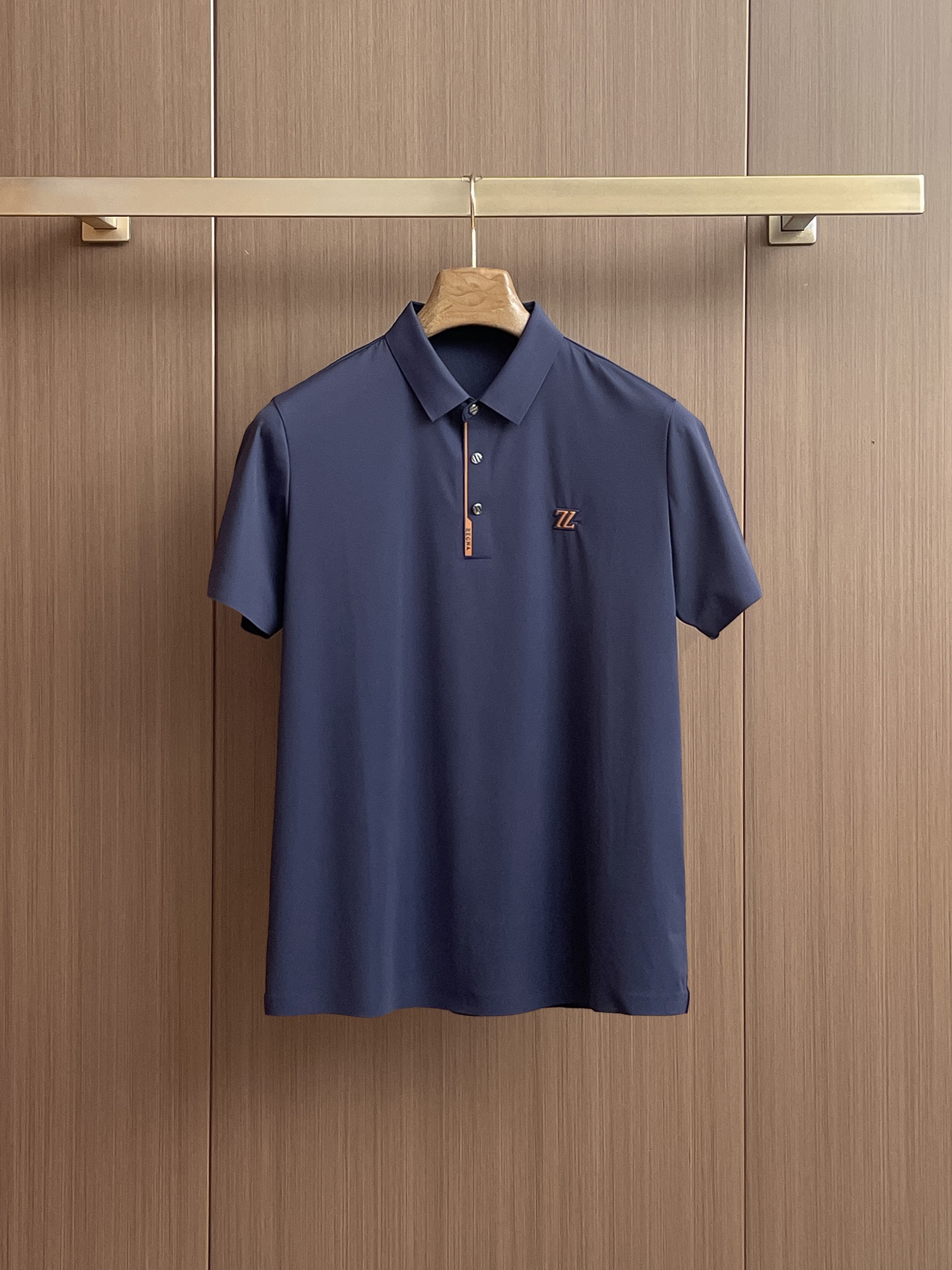 NO:429934,Jenia High-end Business White-collar workers are a must-have item for individuals in the unit!  Seizure-free pressed gel ice silk casual business short-sleeved Polo, technology fabric, ice silk traceless, very good body feel, smooth feel and great texture!  Good elasticity, no sense of restraint, the fabric has its own breathable mesh, moisture absorption and sweating, quick drying and keeping it dry, small lapel placket-breasted design, showing a straight posture, not soft pedal, simple style, can be used for business and leisure, highly recommended!  High-elastic ice silk, the touch is as smooth as jade silk, clean and neat, and elegant and gentlemanly. The high-end materials are the key to the fabric, the quality control must be used. The feel is extremely delicate and smooth, the fabric has a good gloss and upper body skeleton feel, so we can greet mature and quality men's clothing!  Sweat in summer and dry in seconds, a brand new experience Business commuting and leisure M-4XL, zegna, T-shirt, alexander wang19860909杰尼亚 高端商务 白领 单位人士必入单品！ 无痕压胶冰丝休闲商务短袖Polo,科技面料,冰丝无痕,体感非常棒,手感顺滑质感很棒！弹性好,无任何束缚感,面料自带透气网孔,吸湿排汗,速干保持干爽,小翻领门襟排扣设计,展露挺拔姿态,不软踏,简约款式,商务休闲都可驾驭,强烈推荐！高弹冰丝,触感堪比玉蚕丝一样丝滑,干净利落,儒雅绅士风度.高级材质,重点就是面料上,品控的必上,手感极其细腻光滑,面料光泽感和上身骨架感好,打招成熟品质男装！夏天出汗秒干,全新体验 商务通勤休闲 M-4XL,,zegna,T-shirt,alexander wang,Men's clothing