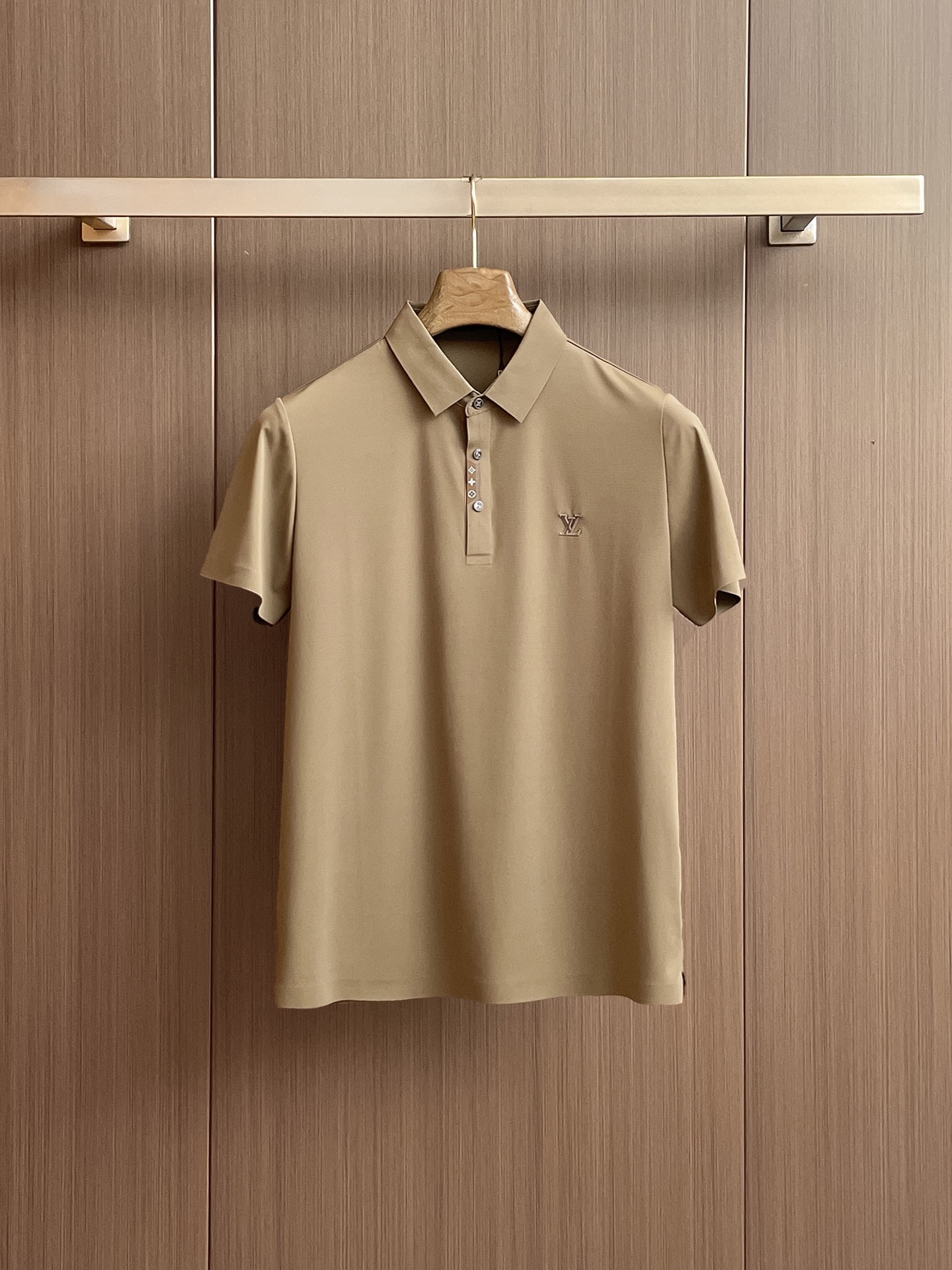 NO:429941,LV High-end Business White-collar workers are a must-have item for individuals in the unit!  Seizure-free pressed gel ice silk casual business short-sleeved Polo, technology fabric, ice silk traceless, very good body feel, smooth feel and great texture!  Good elasticity, no sense of restraint, the fabric has its own breathable mesh, moisture absorption and sweating, quick drying and keeping it dry, small lapel placket-breasted design, showing a straight posture, not soft pedal, simple style, can be used for business and leisure, highly recommended!  High-elastic ice silk, the touch is as smooth as jade silk, clean and neat, and elegant and gentlemanly. The high-end materials are the key to the fabric, the quality control must be used. The feel is extremely delicate and smooth, the fabric has a good gloss and upper body skeleton feel, so we can greet mature and quality men's clothing!  Sweat in summer and dry in seconds, a brand new experience Business commuting and leisure M-4XL, louis vuitton, T-shirt, alexander wang19860909LV 高端商务 白领 单位人士必入单品！ 无痕压胶冰丝休闲商务短袖Polo,科技面料,冰丝无痕,体感非常棒,手感顺滑质感很棒！弹性好,无任何束缚感,面料自带透气网孔,吸湿排汗,速干保持干爽,小翻领门襟排扣设计,展露挺拔姿态,不软踏,简约款式,商务休闲都可驾驭,强烈推荐！高弹冰丝,触感堪比玉蚕丝一样丝滑,干净利落,儒雅绅士风度.高级材质,重点就是面料上,品控的必上,手感极其细腻光滑,面料光泽感和上身骨架感好,打招成熟品质男装！夏天出汗秒干,全新体验 商务通勤休闲 M-4XL,,louis vuitton,T-shirt,alexander wang,Men's clothing